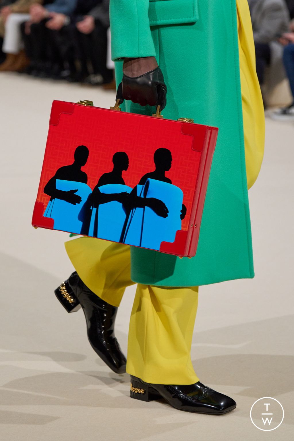 Fashion Week Paris Fall/Winter 2024 look 9 de la collection Balmain menswear accessories