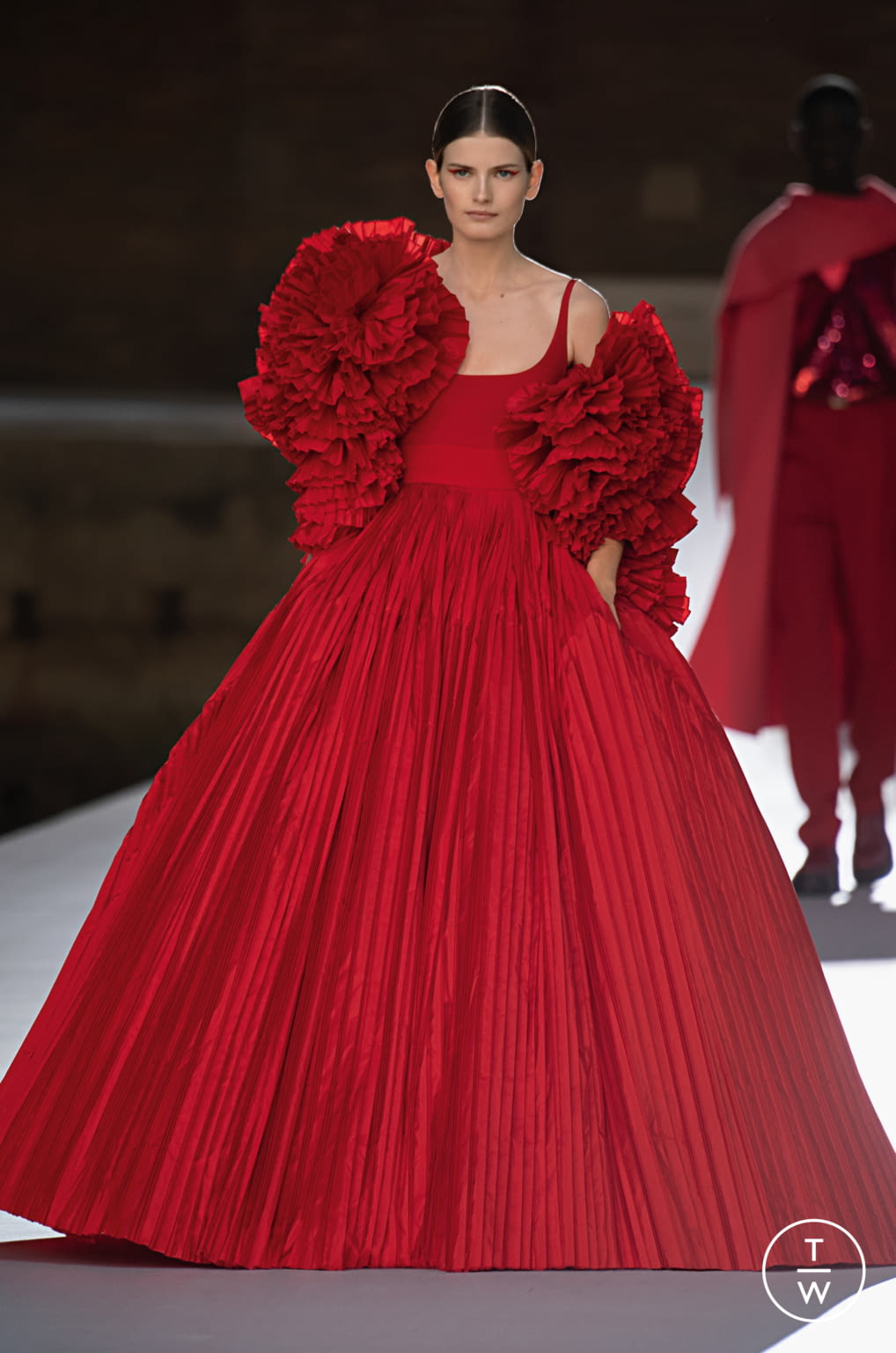 Fashion Week Paris Fall/Winter 2021 look 72 from the Valentino collection couture