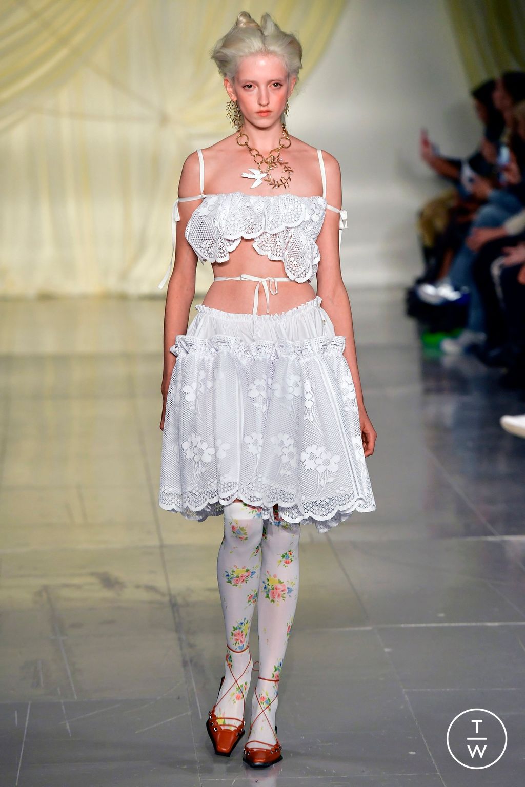 Fashion Week London Spring/Summer 2023 look 7 from the Yuhan Wang collection 女装