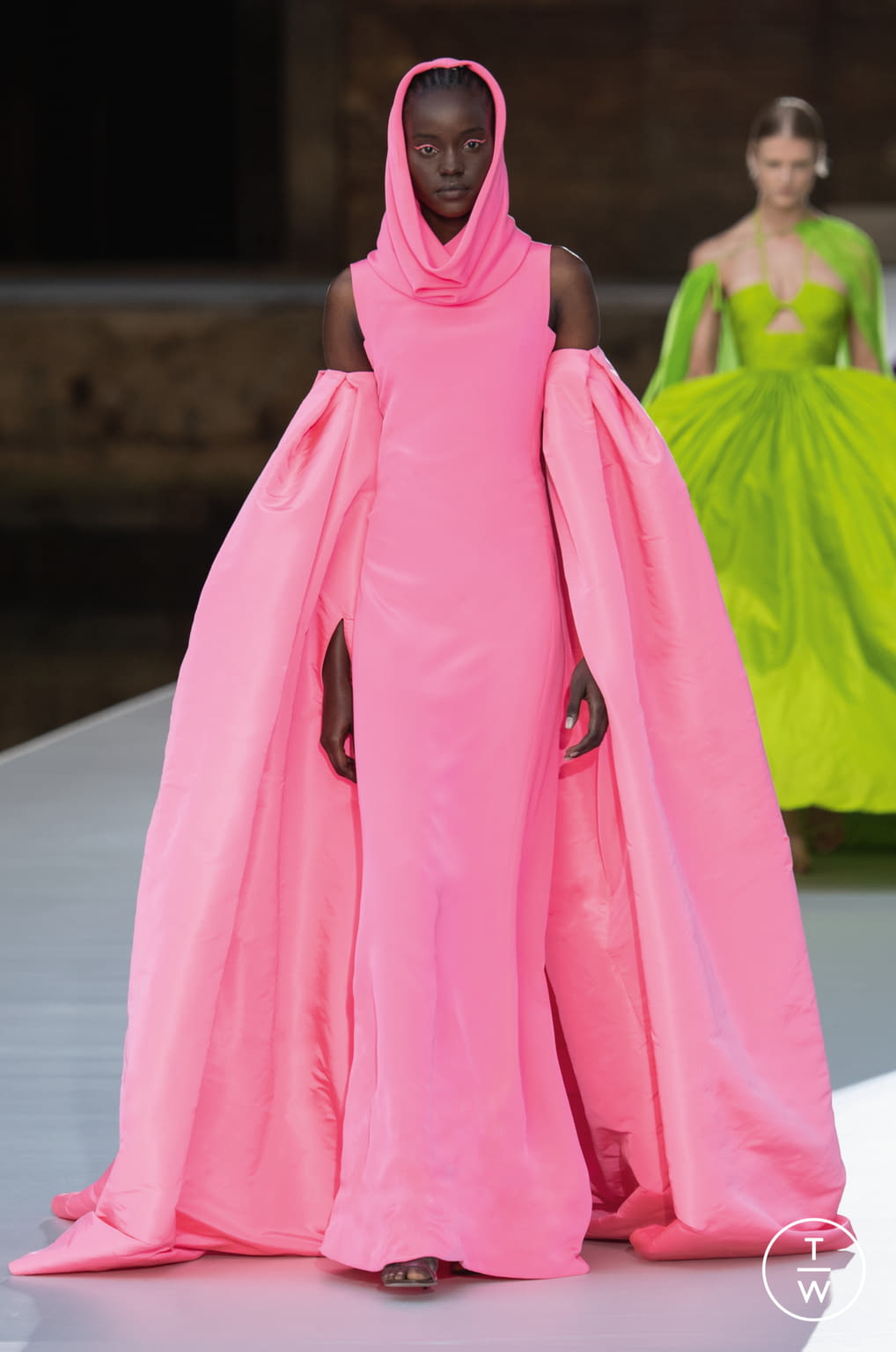 Fashion Week Paris Fall/Winter 2021 look 74 from the Valentino collection 高级定制