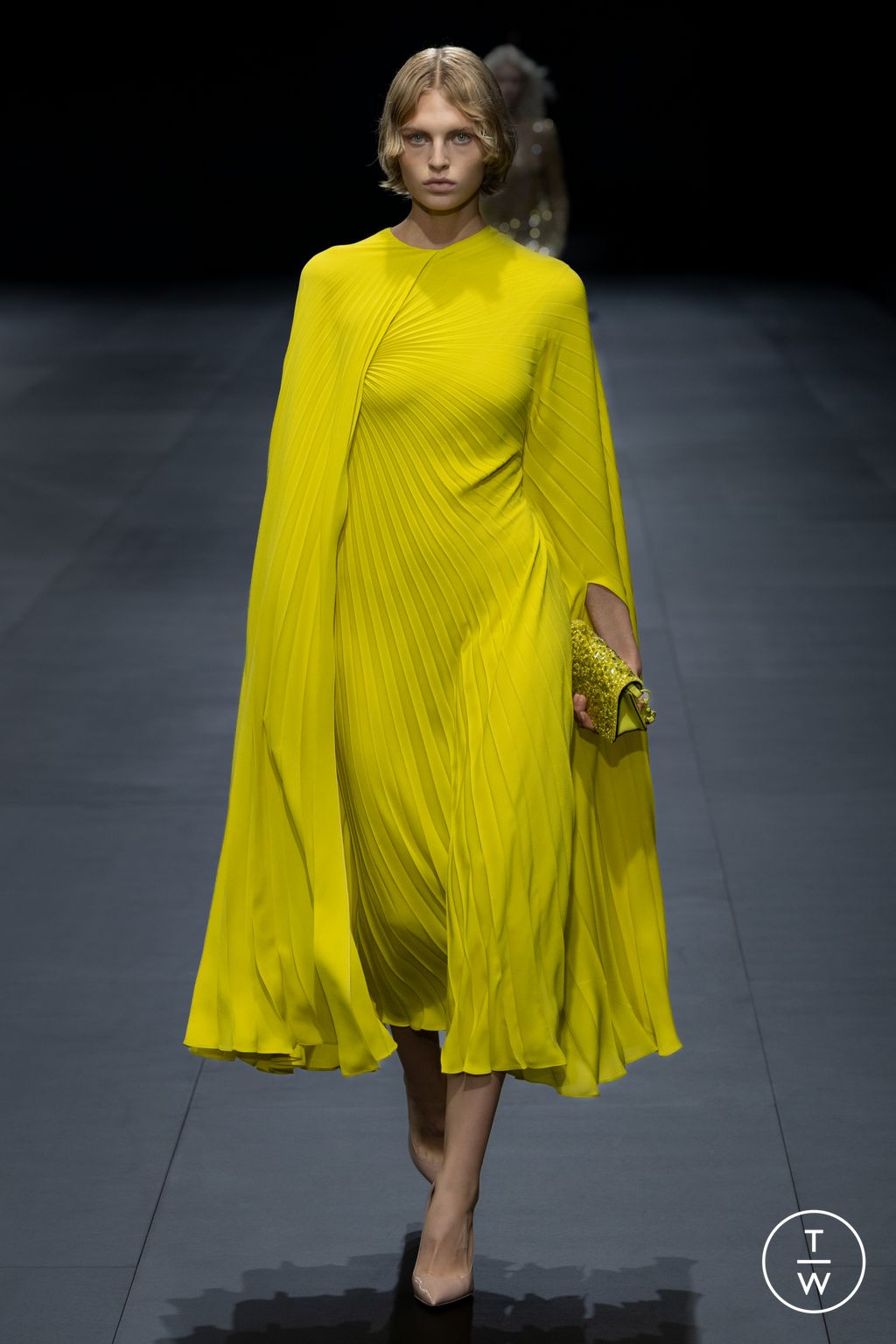 Fashion Week Paris Spring/Summer 2023 look 74 from the Valentino collection 女装