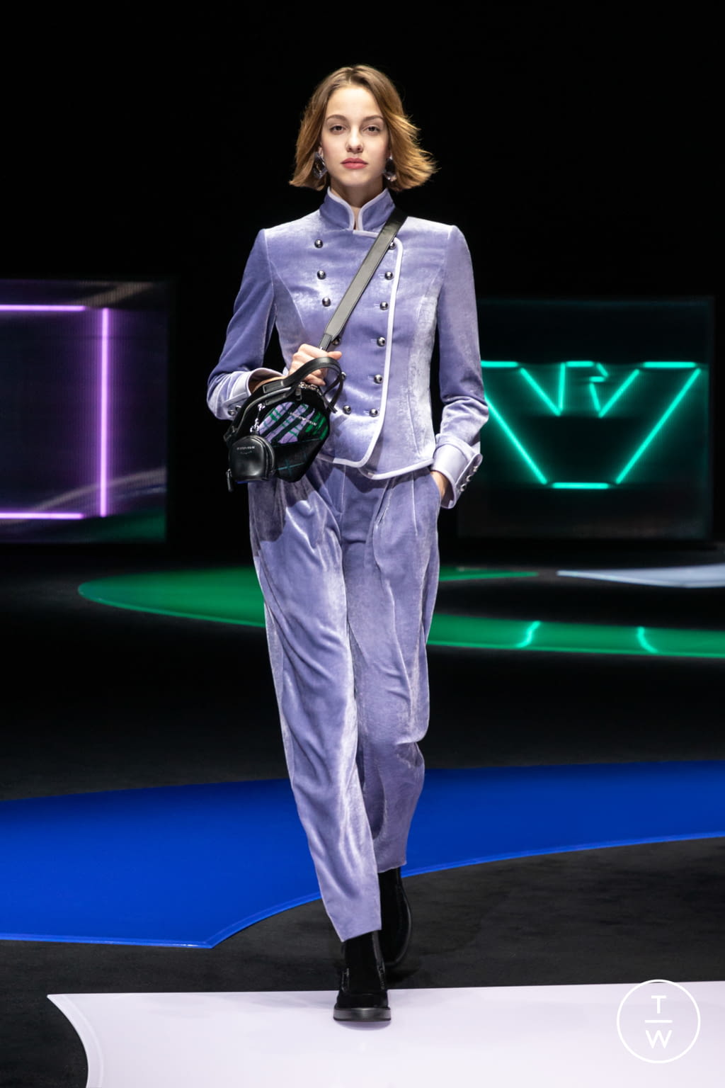 Fashion Week Milan Fall/Winter 2021 look 76 from the Emporio Armani collection 女装