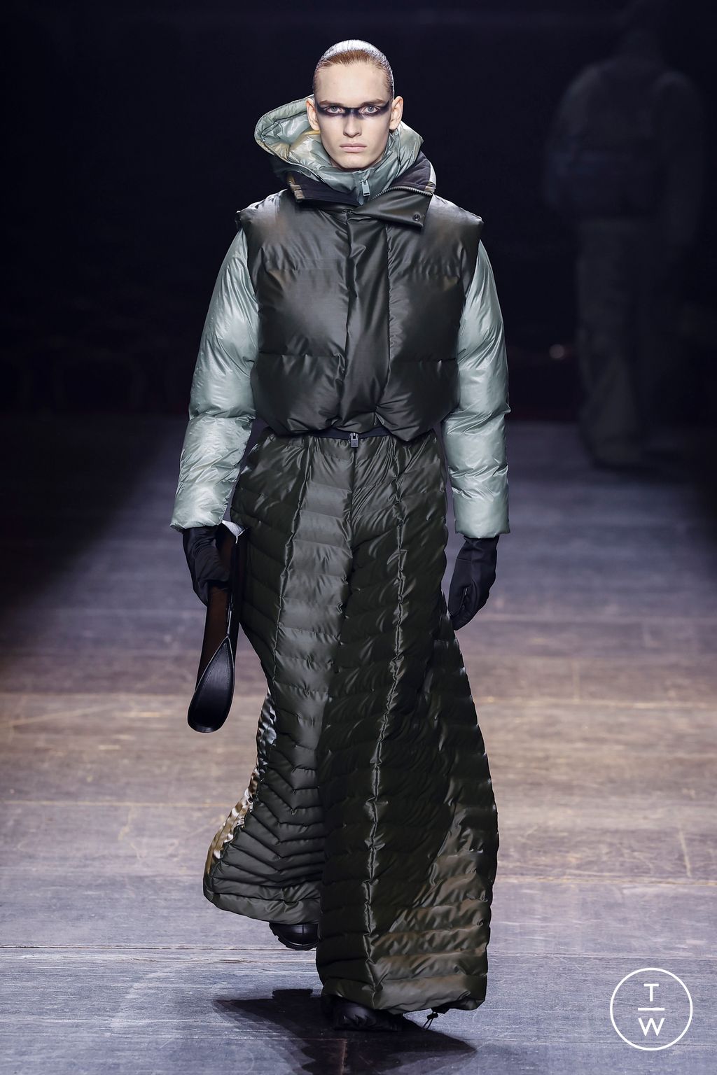 Fashion Week Paris Fall/Winter 2023 look 16 de la collection Rains menswear
