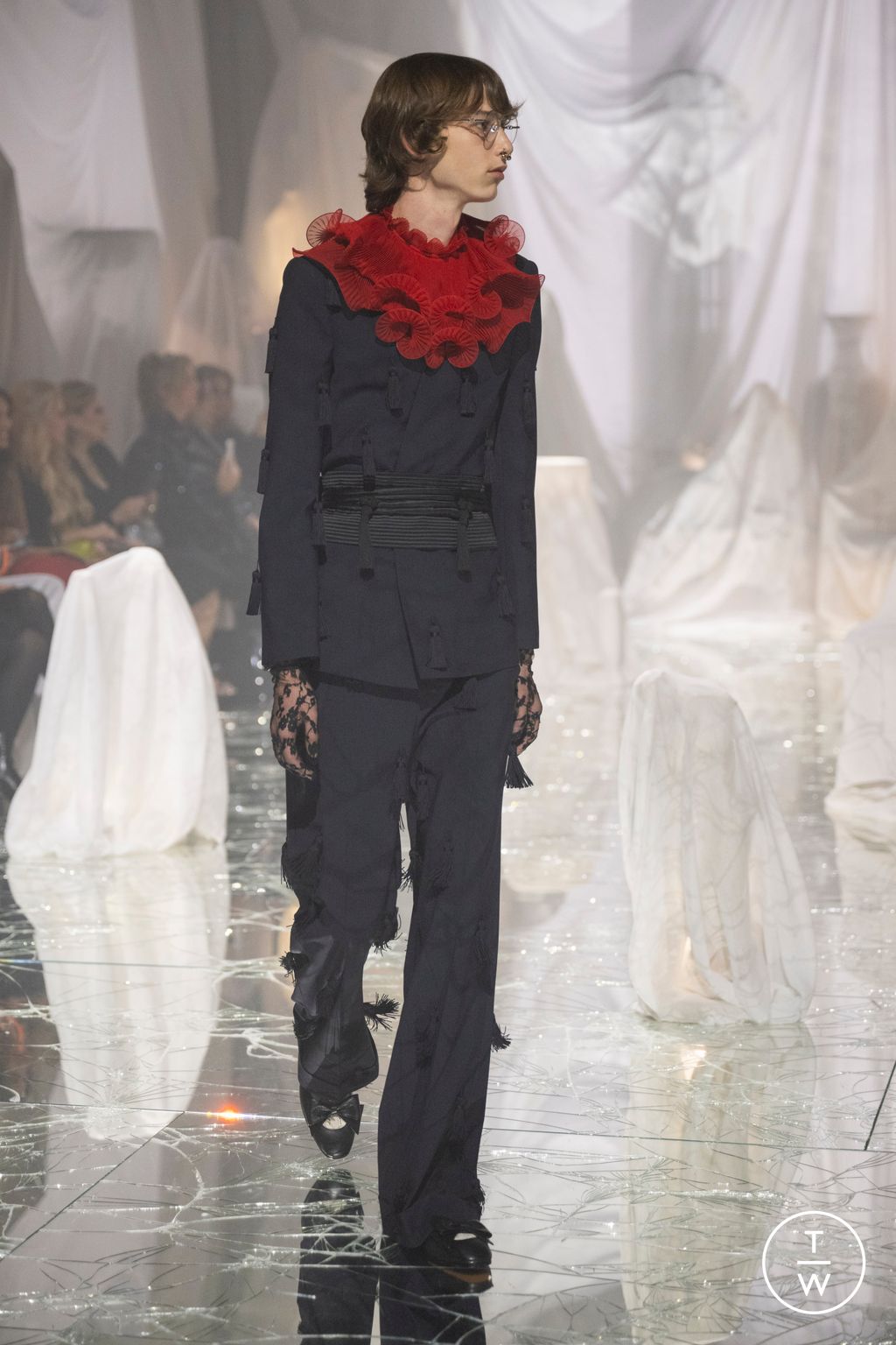 Fashion Week Paris Spring/Summer 2025 look 76 from the Valentino collection womenswear