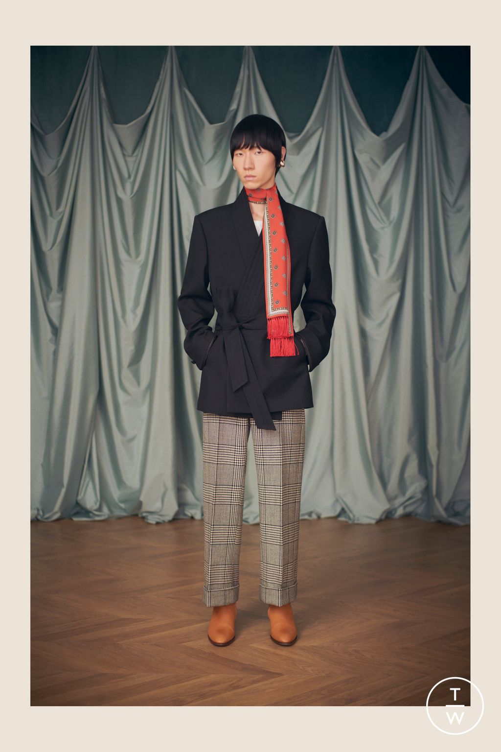 Fashion Week Paris Resort 2025 look 75 from the Valentino collection 女装