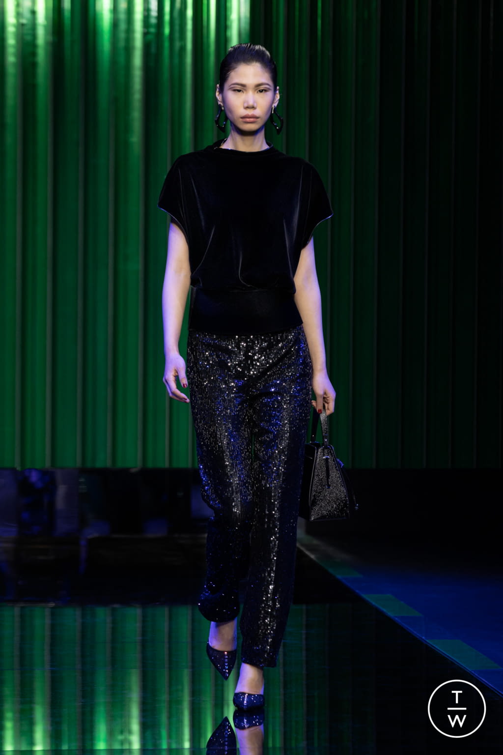 Fashion Week Milan Fall/Winter 2022 look 77 from the Giorgio Armani collection 女装