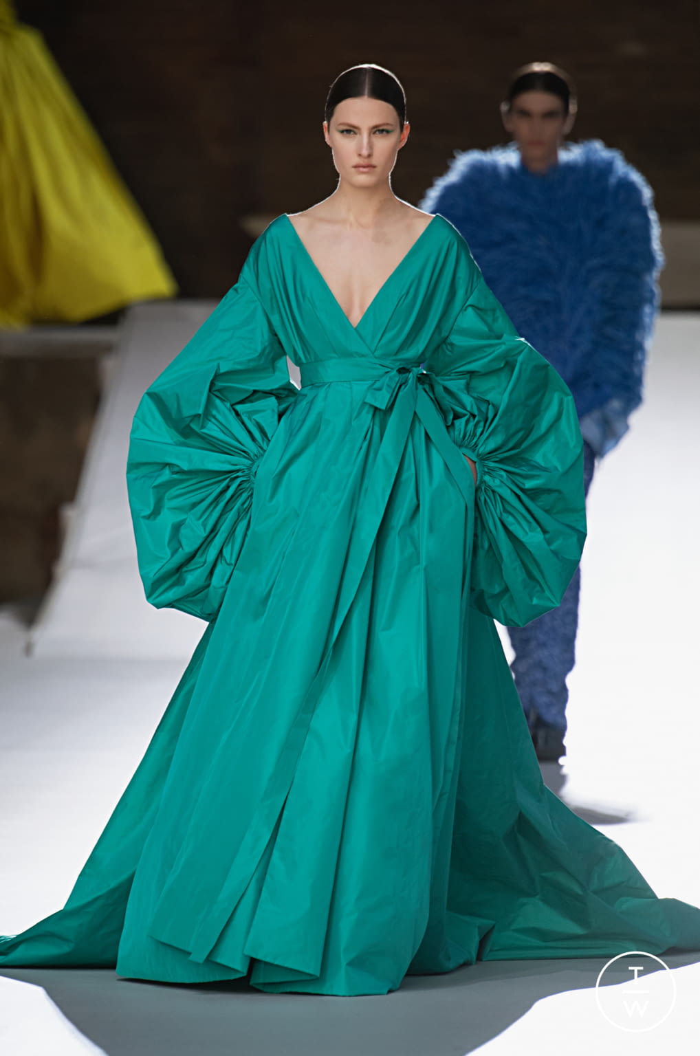 Fashion Week Paris Fall/Winter 2021 look 77 de la collection Valentino couture