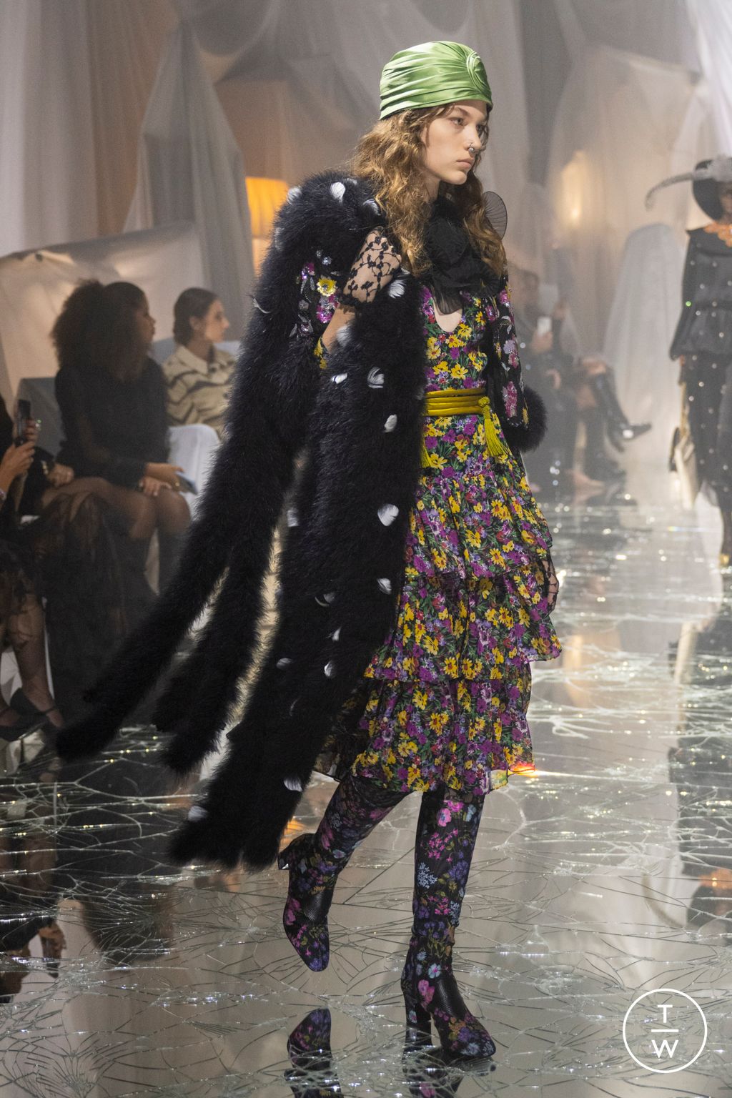 Fashion Week Paris Spring/Summer 2025 look 77 from the Valentino collection womenswear