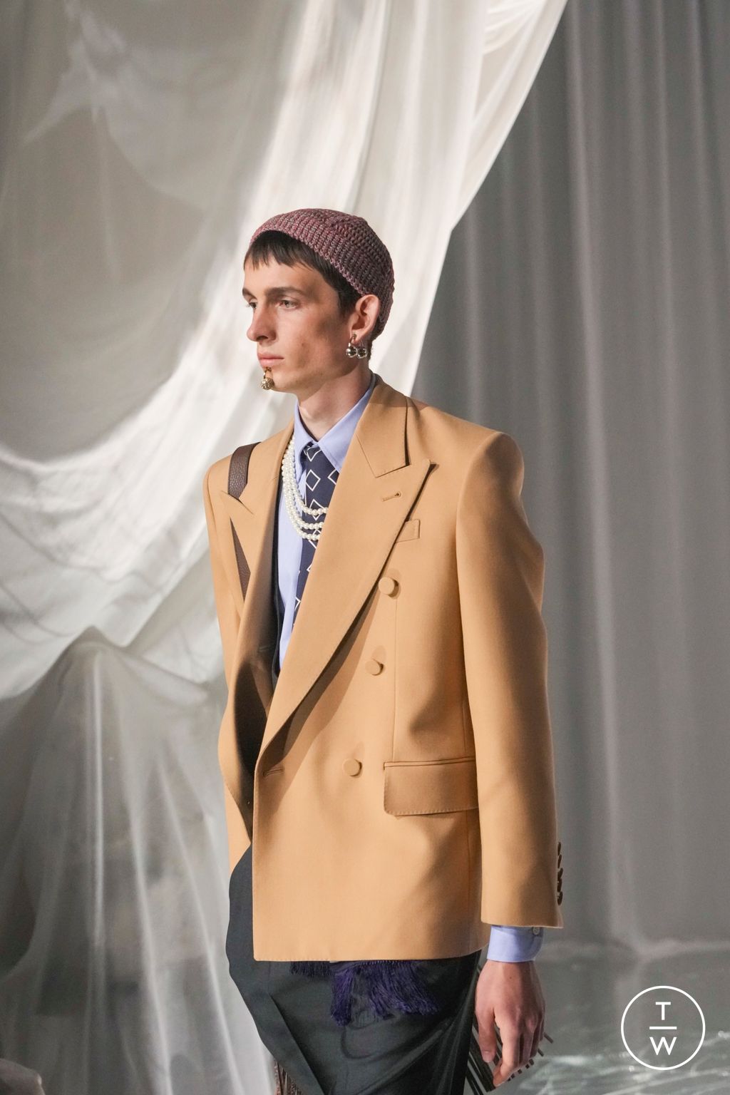 Fashion Week Paris Spring/Summer 2025 look 79 from the Valentino collection womenswear