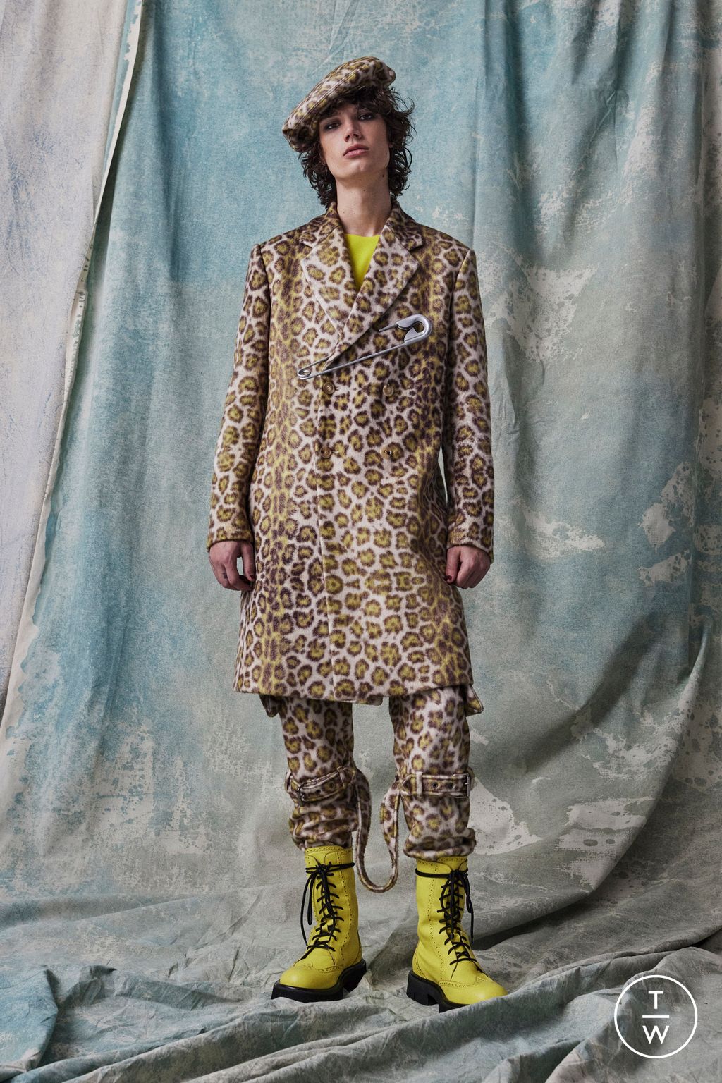 Fashion Week Milan Pre-Fall 2023 look 7 from the Moschino collection 男装