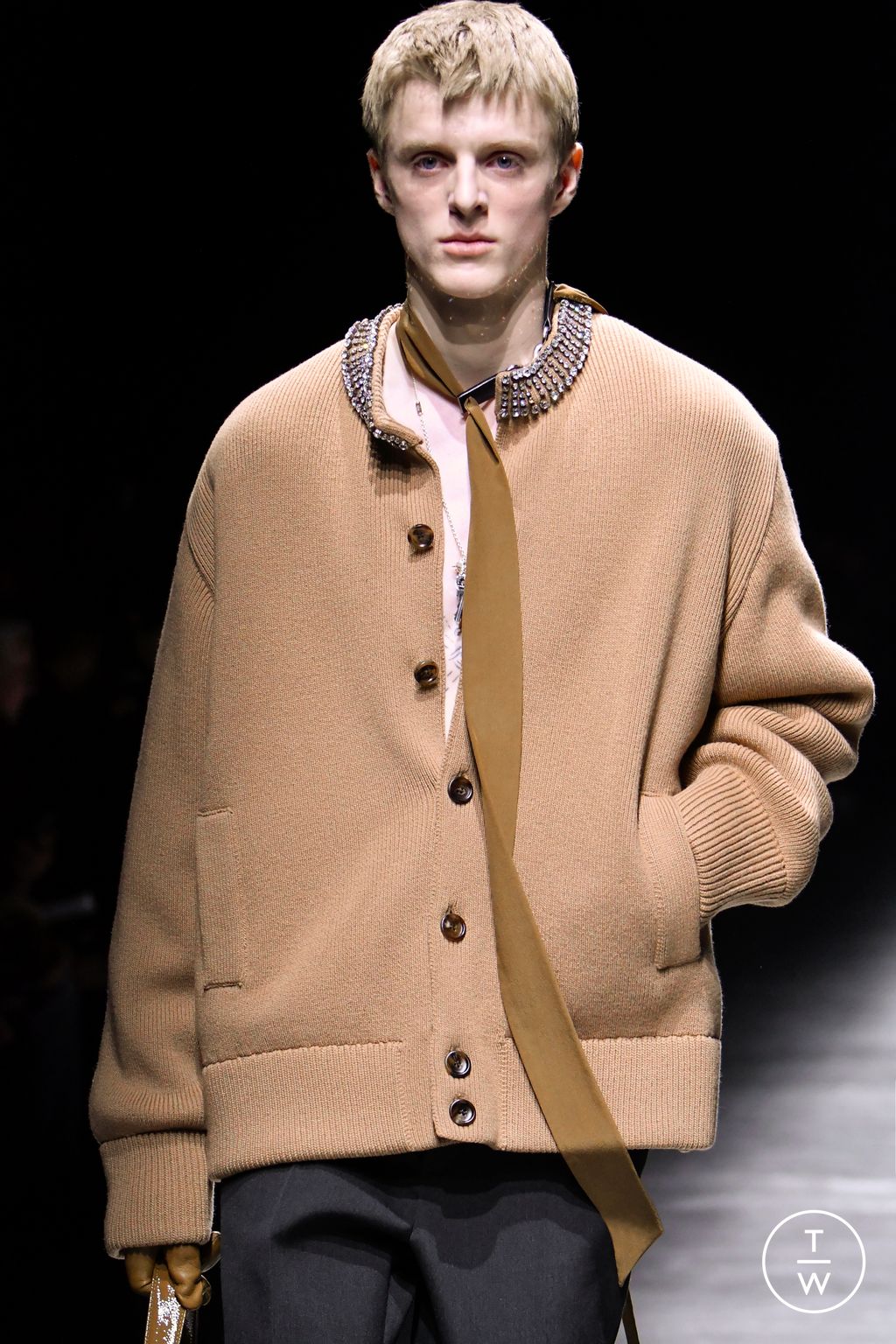 Fashion Week Milan Fall/Winter 2024 look 45 from the Gucci collection 男装配饰
