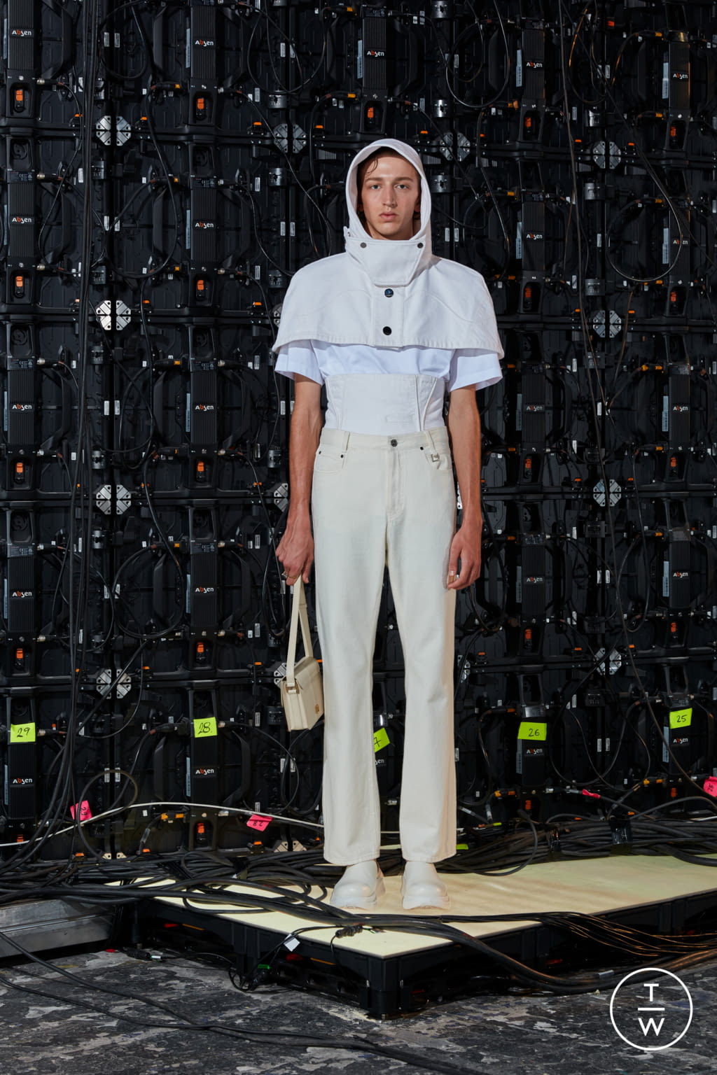 Fashion Week Paris Spring/Summer 2022 look 7 de la collection Wooyoungmi menswear