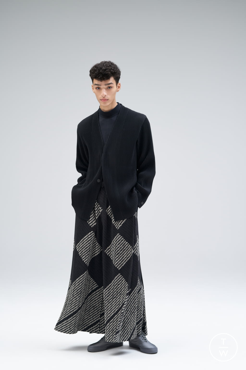 Fashion Week Paris Fall/Winter 2021 look 8 from the Homme Plissé Issey Miyake collection menswear