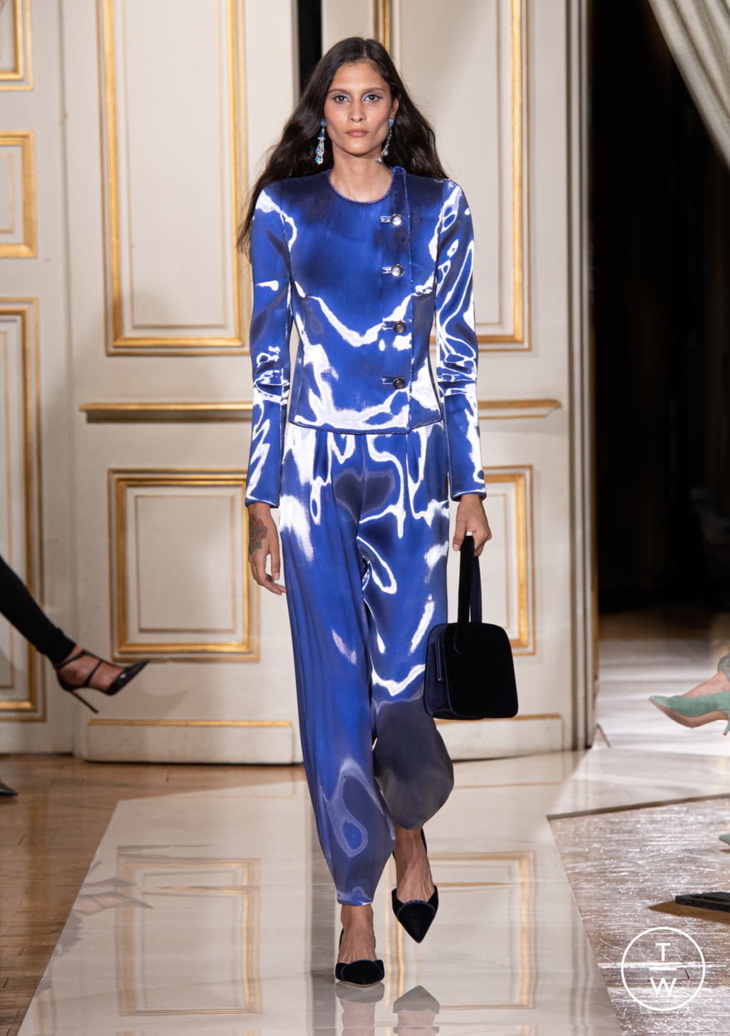 Fashion Week Paris Fall/Winter 2021 look 8 from the Giorgio Armani Privé collection couture