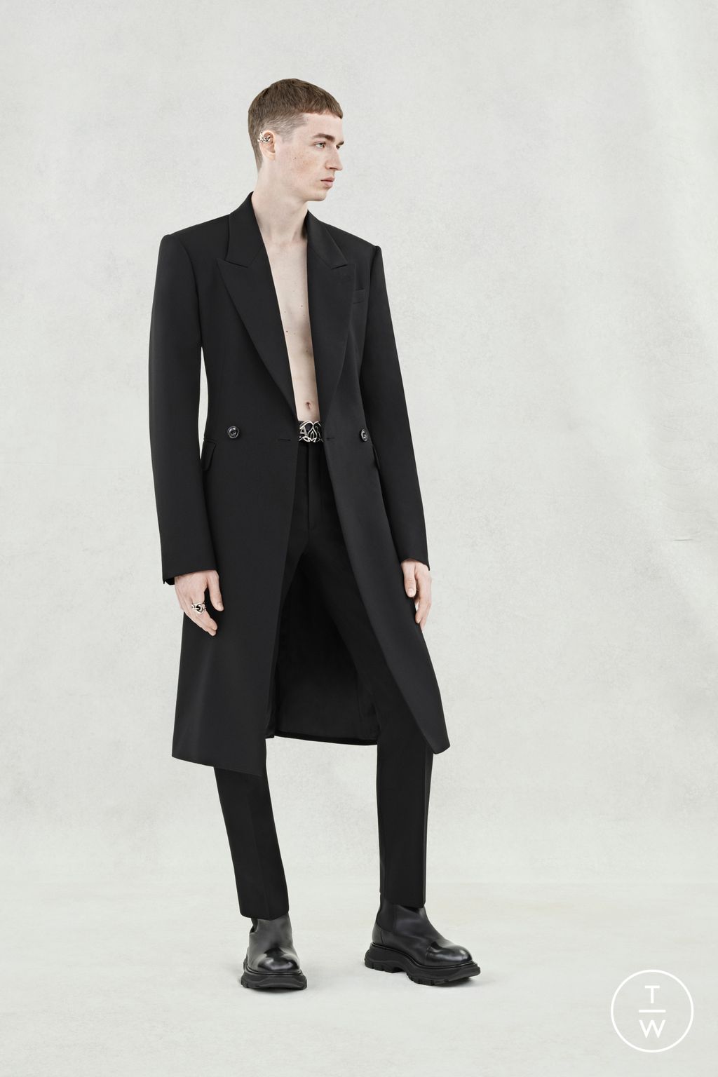 Fashion Week London Spring/Summer 2024 look 10 from the McQueen collection menswear