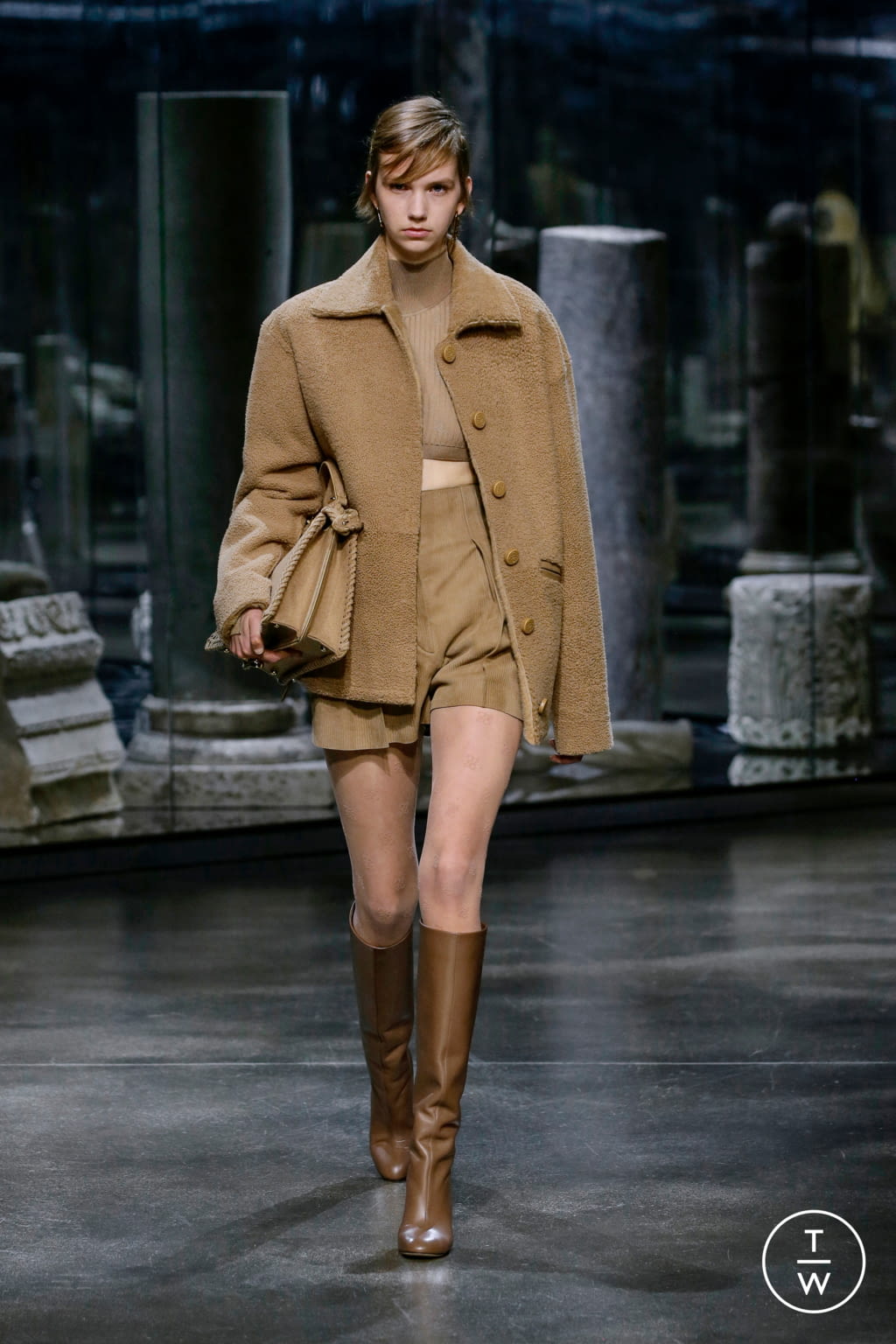 Fashion Week Milan Fall/Winter 2021 look 8 from the Fendi collection 女装