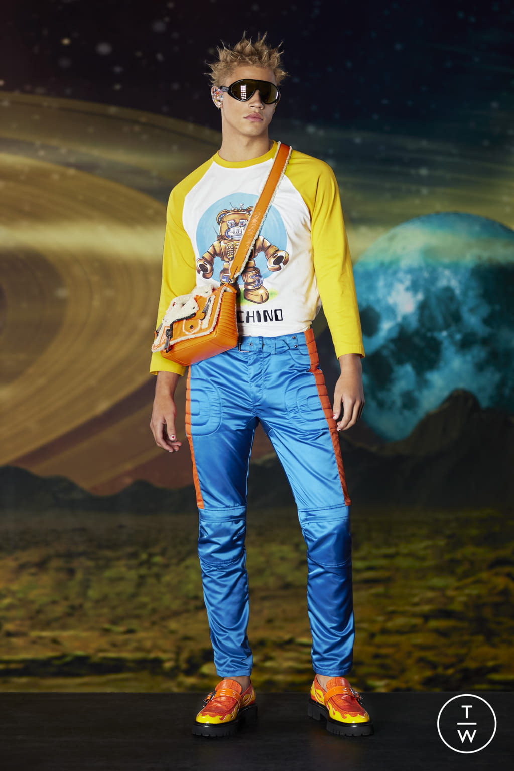 Fashion Week New York Pre-Fall 2022 look 8 from the Moschino collection menswear