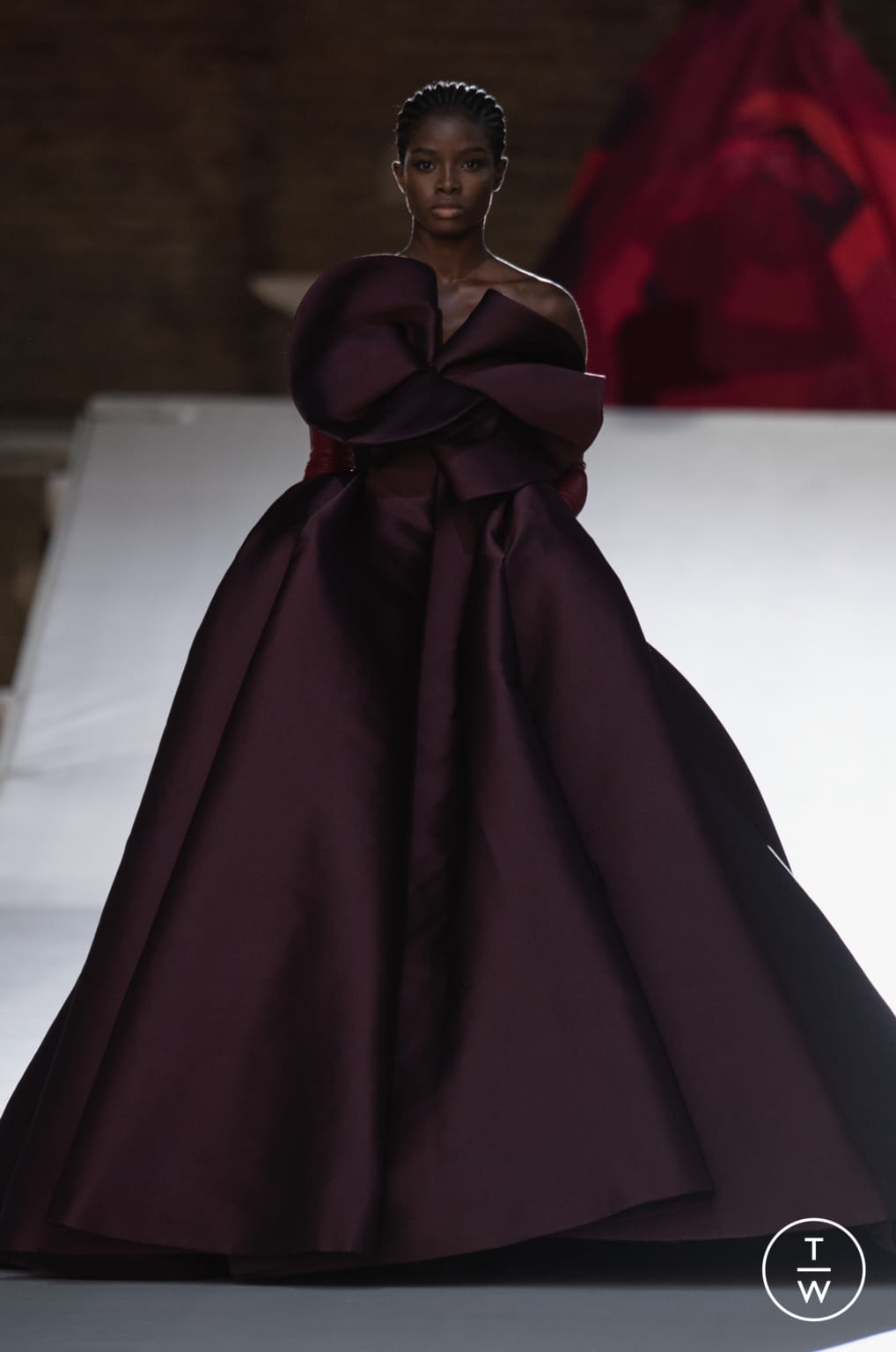 Fashion Week Paris Fall/Winter 2021 look 82 from the Valentino collection couture