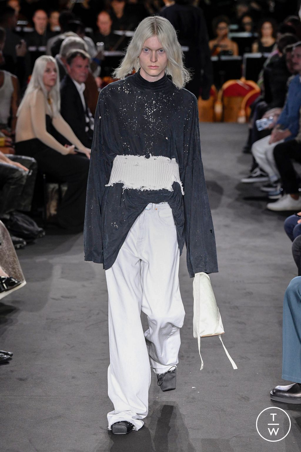 Fashion Week Milan Spring/Summer 2023 look 28 from the MM6 Maison Margiela collection womenswear