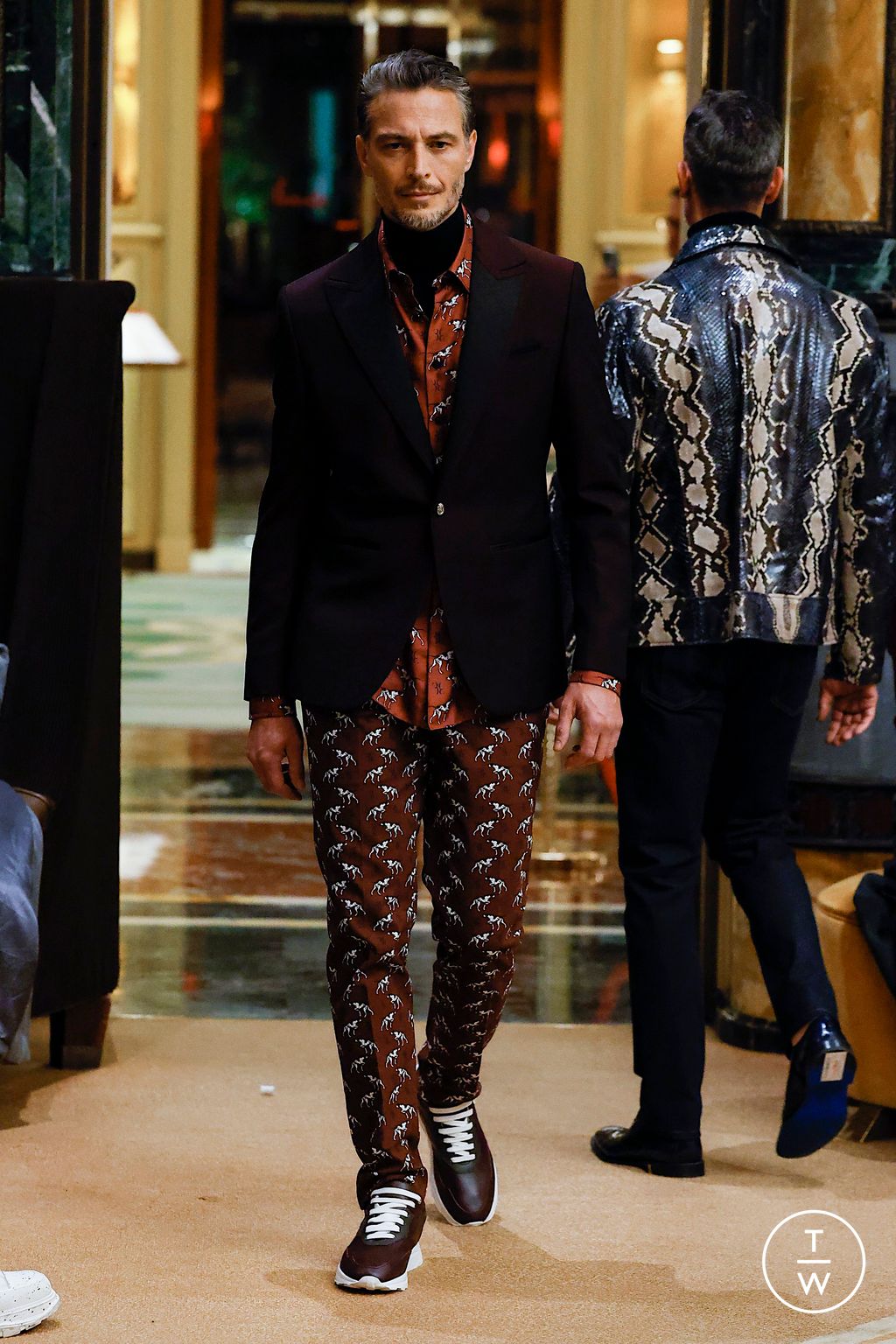 Fashion Week Milan Fall/Winter 2023 look 16 de la collection Billionaire menswear