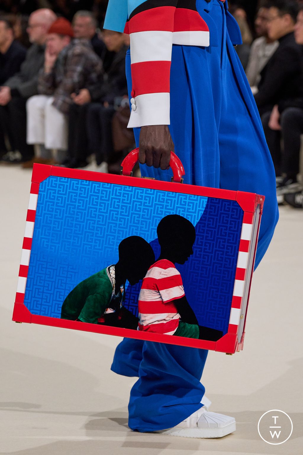 Fashion Week Paris Fall/Winter 2024 look 12 de la collection Balmain menswear accessories