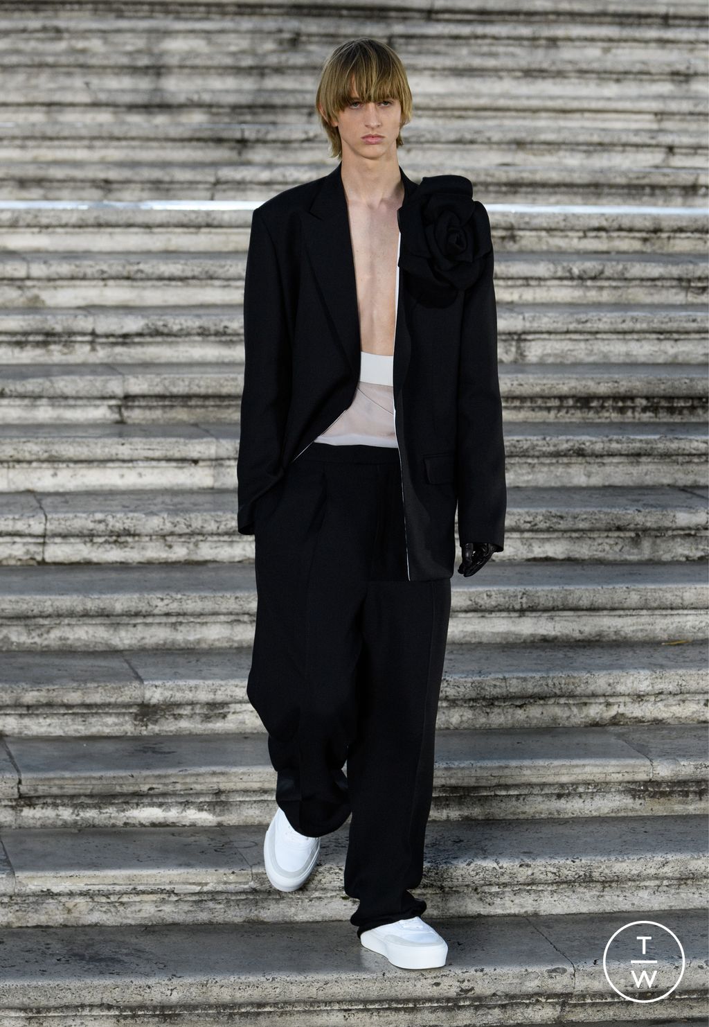 Fashion Week Paris Fall/Winter 2022 look 86 from the Valentino collection 高级定制