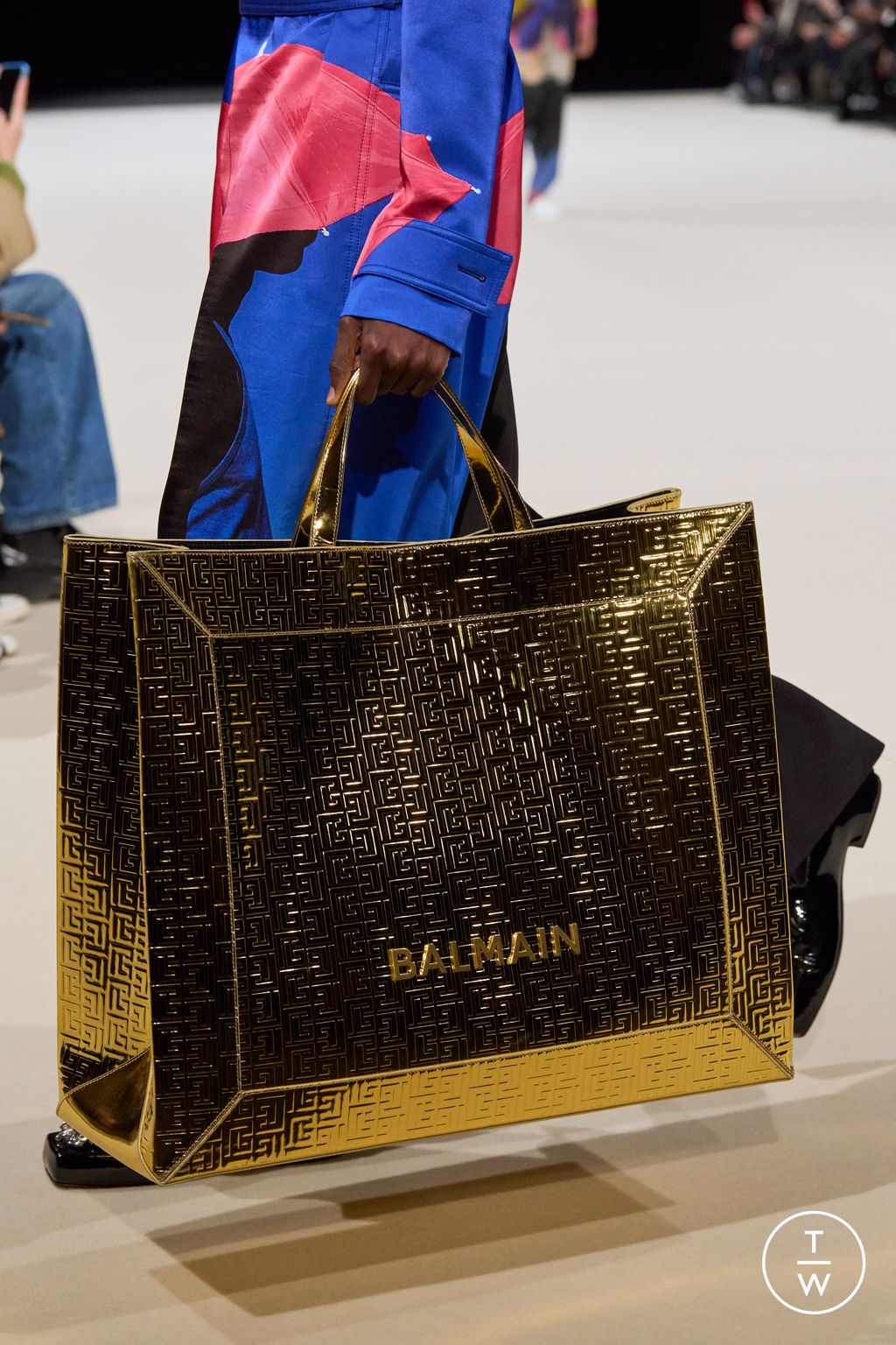 Fashion Week Paris Fall/Winter 2024 look 13 de la collection Balmain menswear accessories