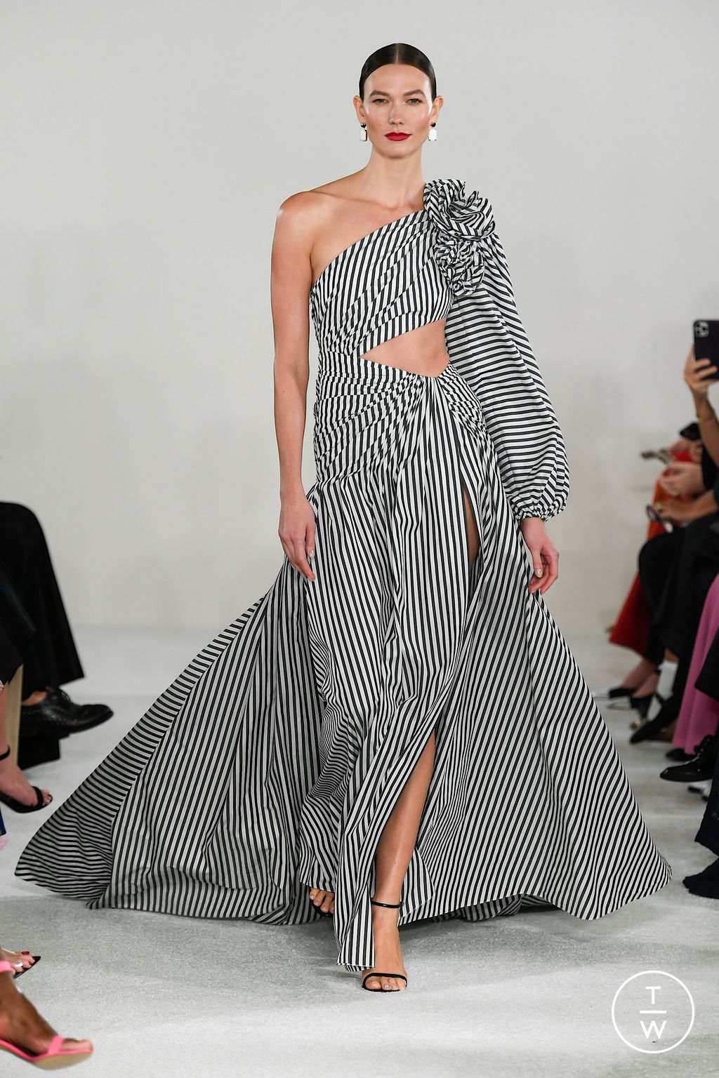 Fashion Week New York Spring/Summer 2023 look 6 from the Carolina Herrera collection womenswear