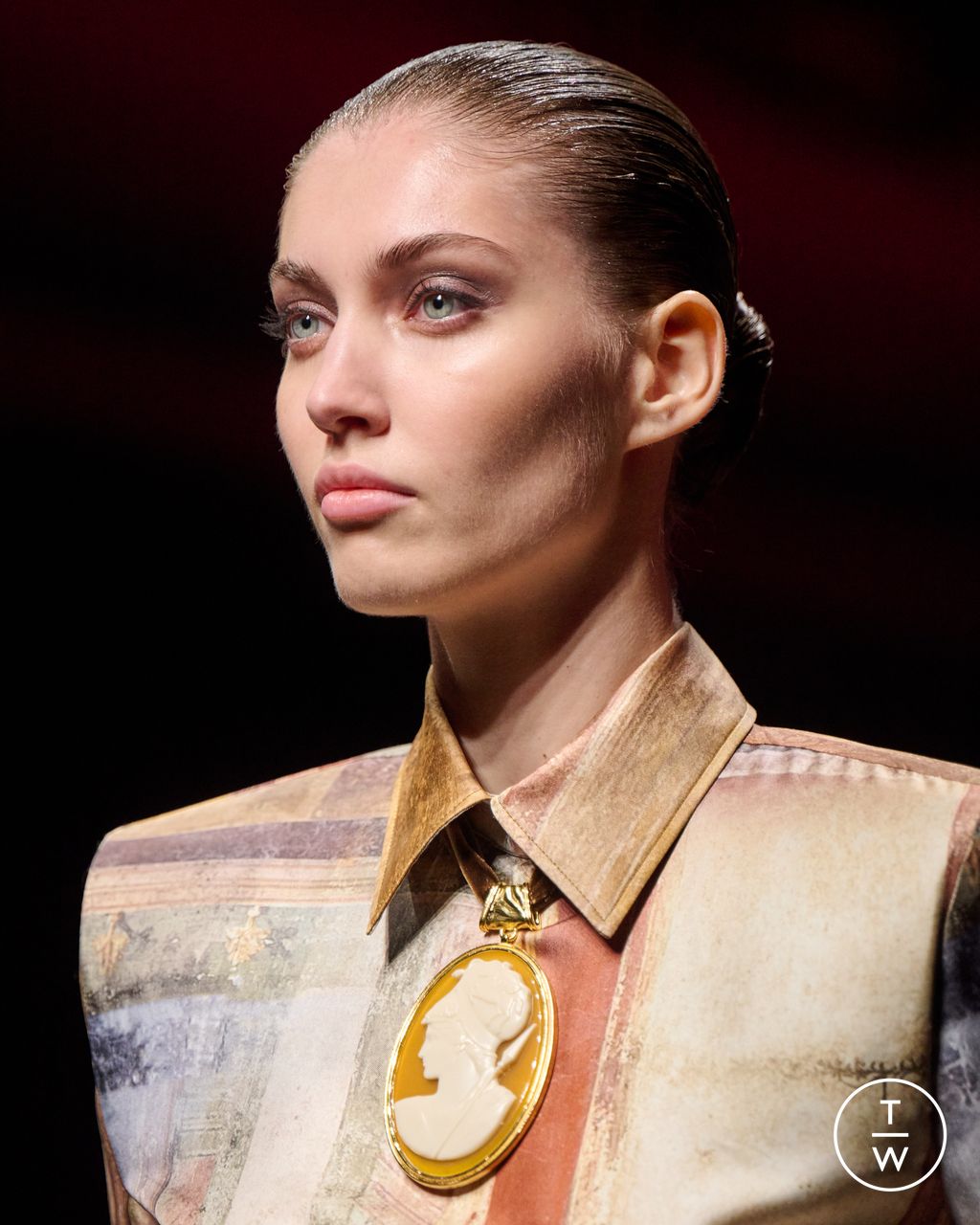 Fashion Week Milan Fall/Winter 2025 look 43 from the Roberto Cavalli collection 女装配饰