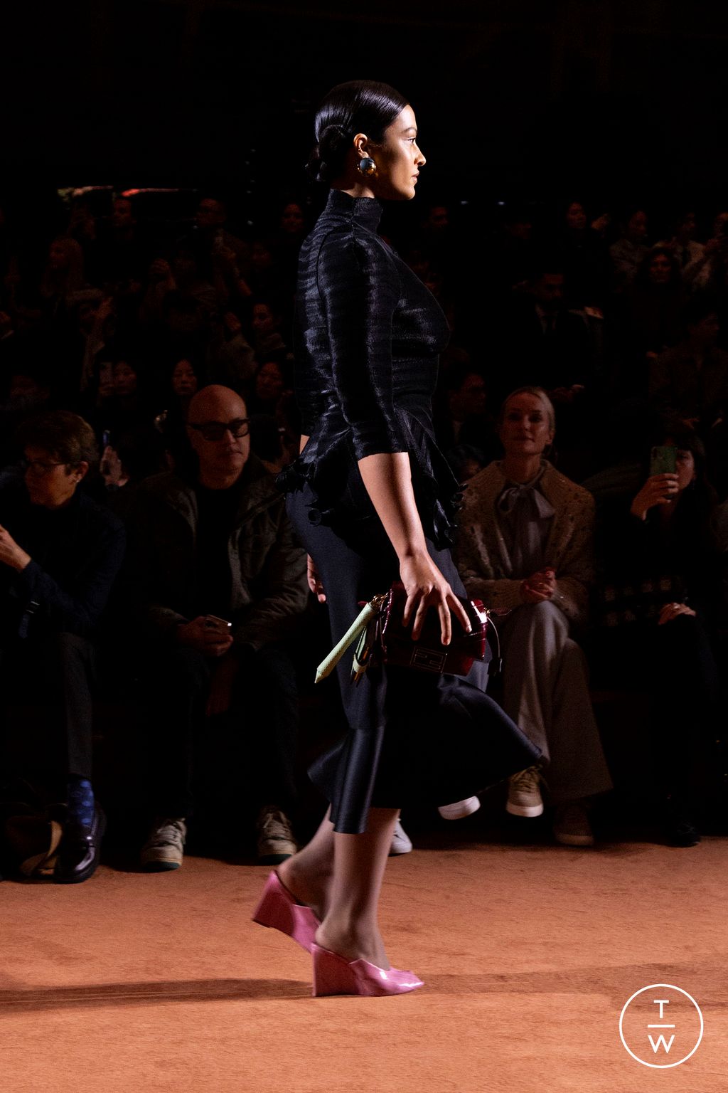 Fashion Week Milan Fall/Winter 2025 look 24 from the Fendi collection 女装配饰