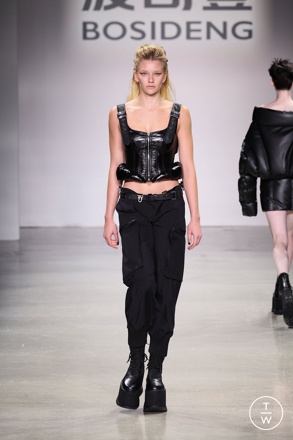 Fashion Week New York Spring/Summer 2023 look 42 from the Bosideng collection 女装