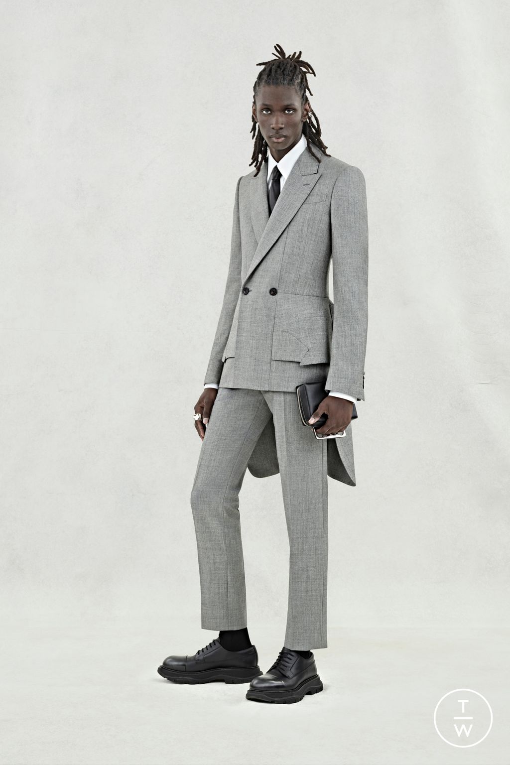 Fashion Week London Spring/Summer 2024 look 11 from the Alexander McQueen collection menswear