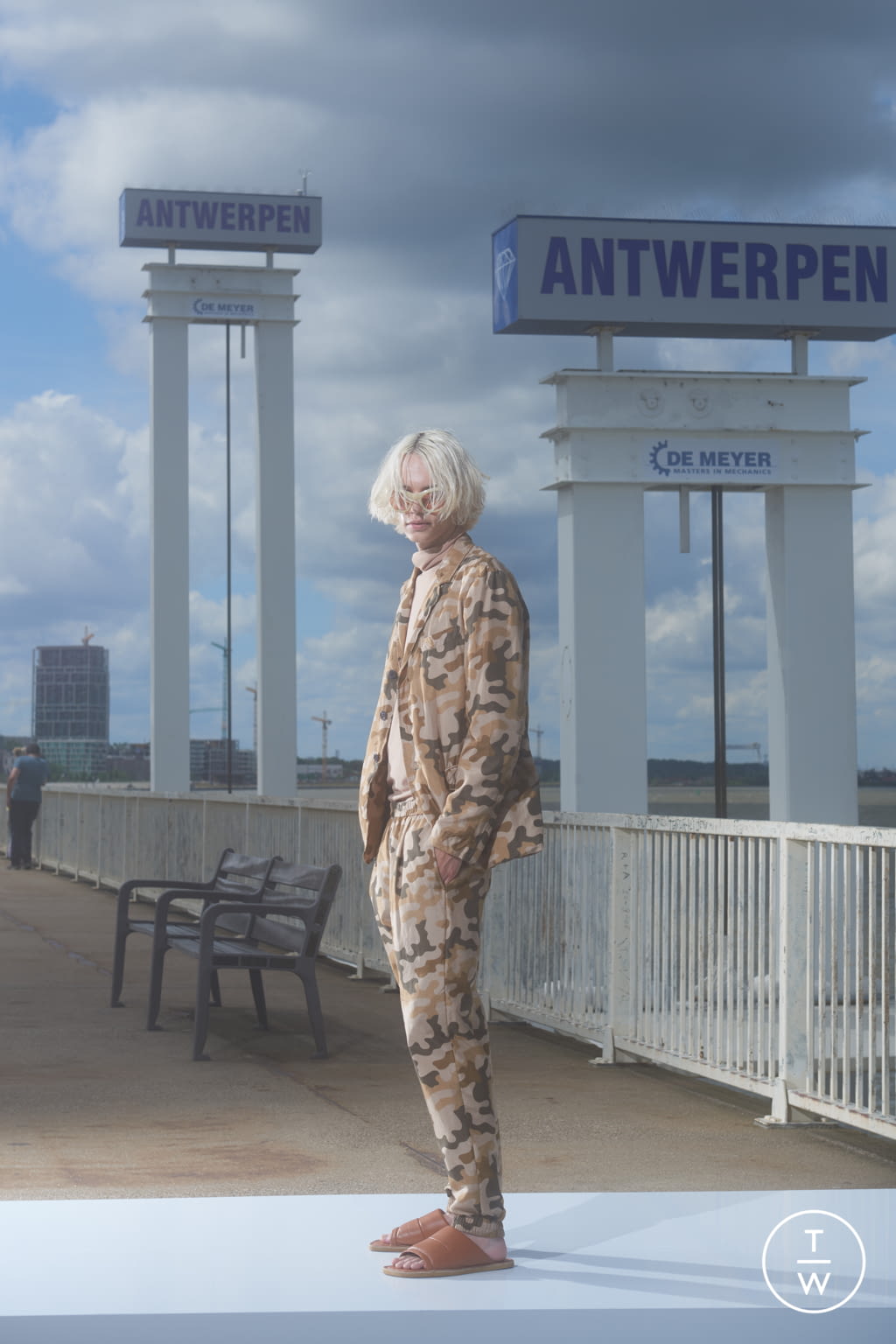Fashion Week Paris Spring/Summer 2022 look 9 de la collection Dries Van Noten menswear