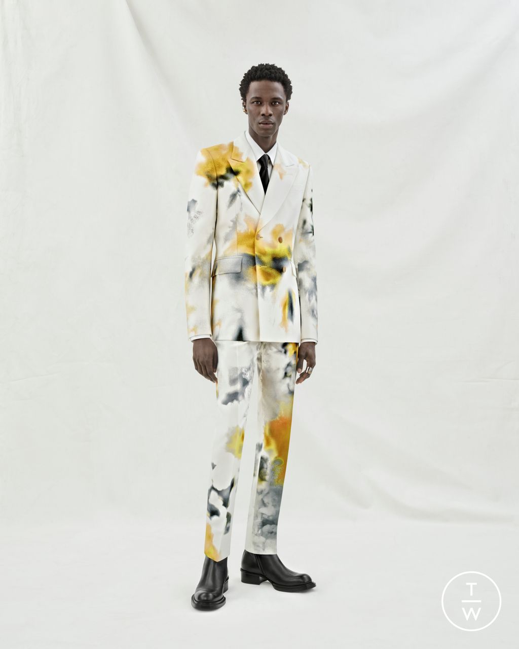 Fashion Week Paris Resort 2024 look 7 from the Alexander McQueen collection 男装
