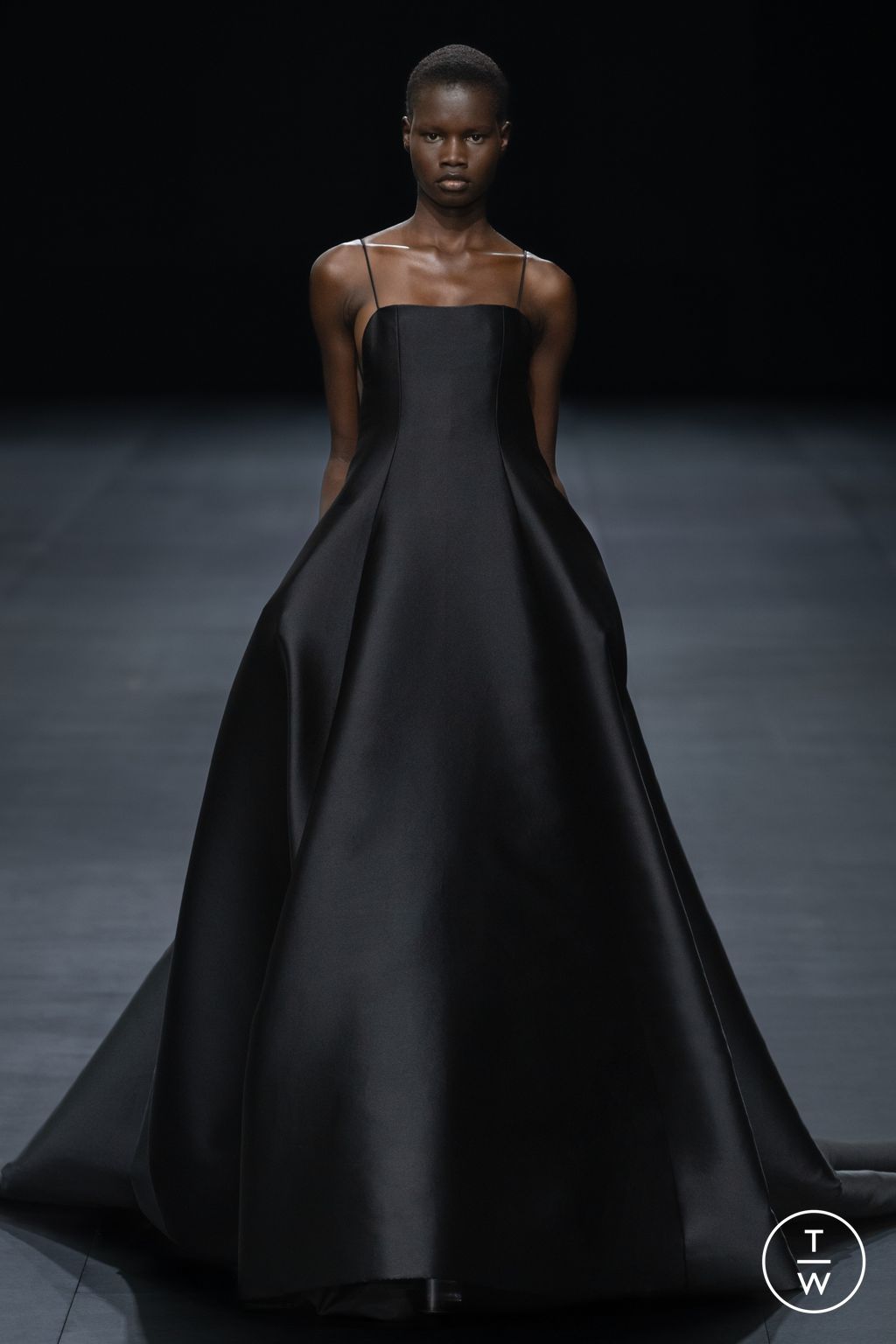 Fashion Week Paris Spring/Summer 2023 look 91 from the Valentino collection 女装