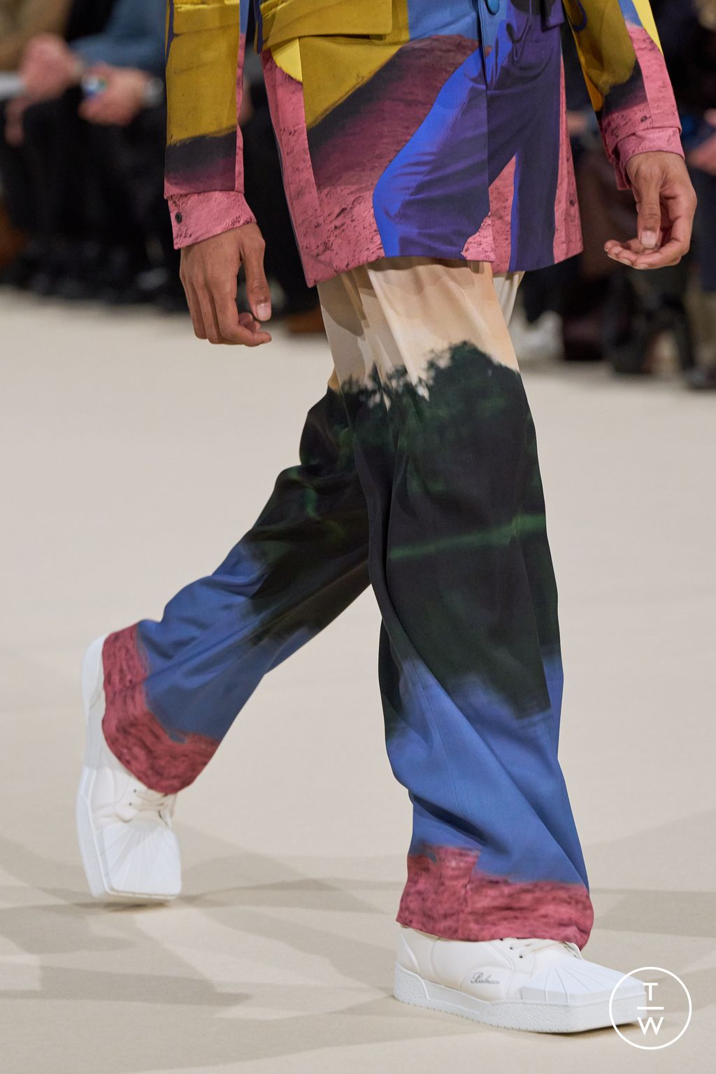 Fashion Week Paris Fall/Winter 2024 look 32 de la collection Balmain menswear accessories