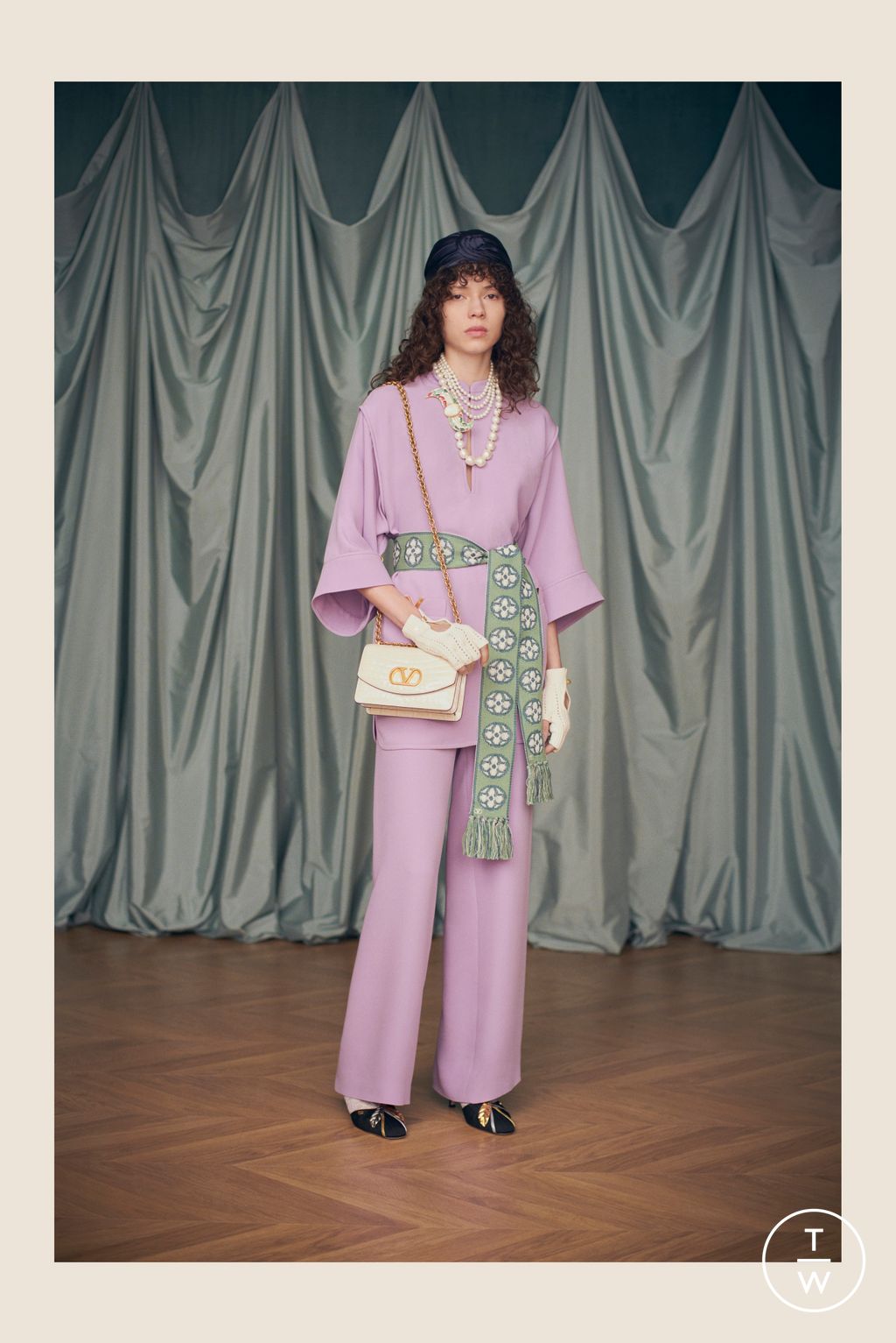 Fashion Week Paris Resort 2025 look 93 from the Valentino collection 女装