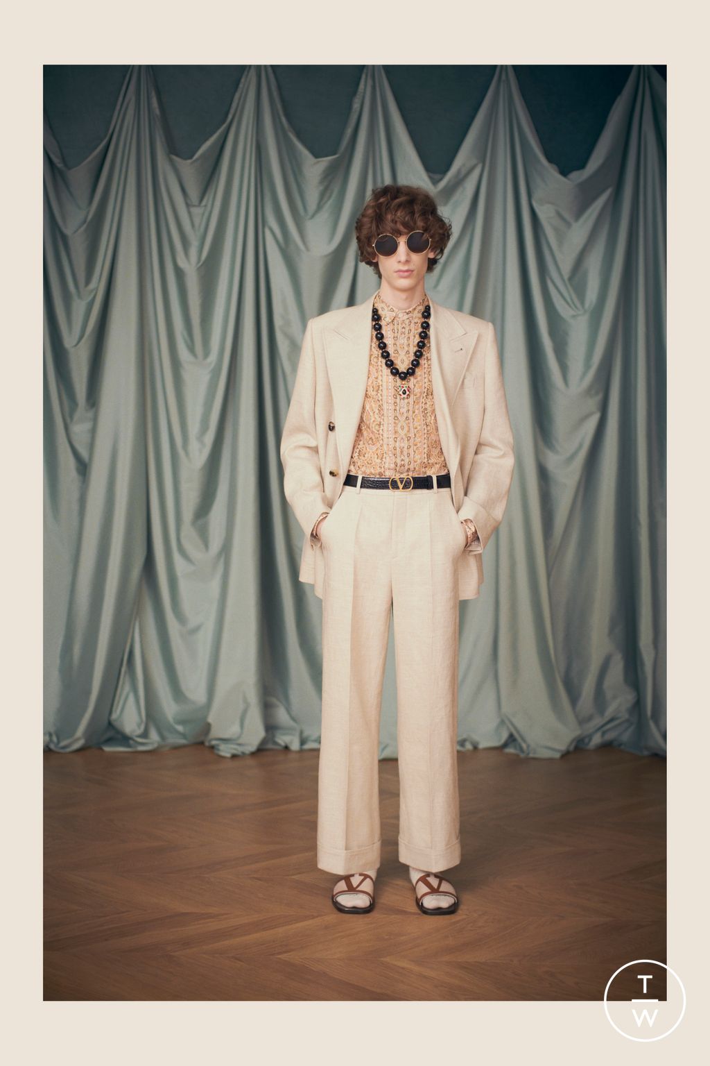 Fashion Week Paris Resort 2025 look 94 from the Valentino collection 女装