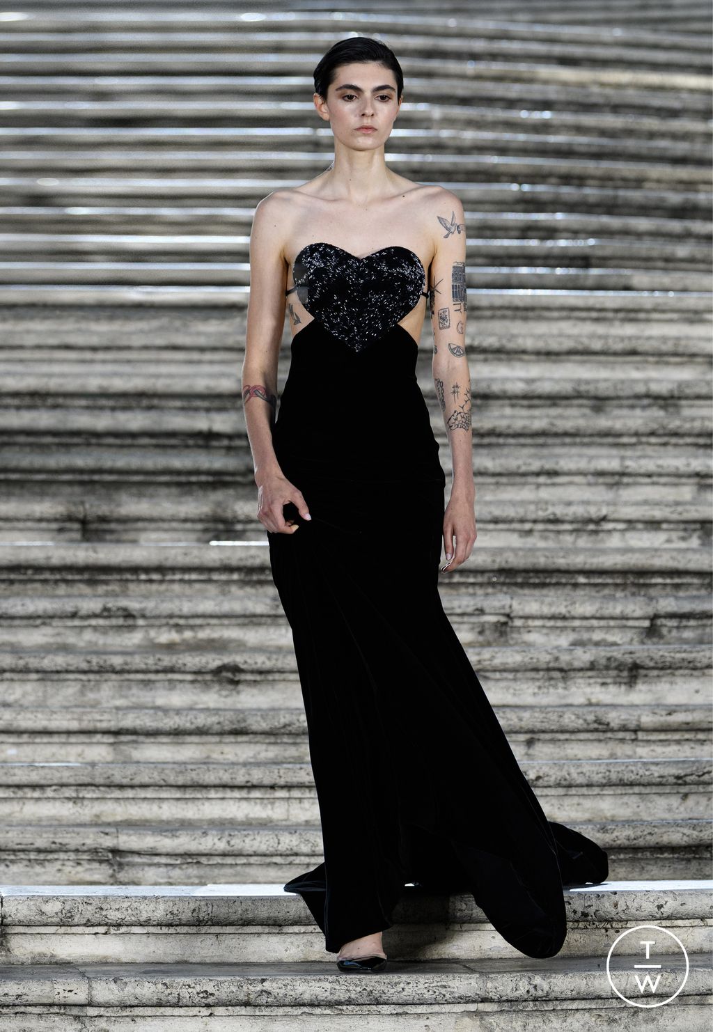Fashion Week Paris Fall/Winter 2022 look 98 from the Valentino collection couture