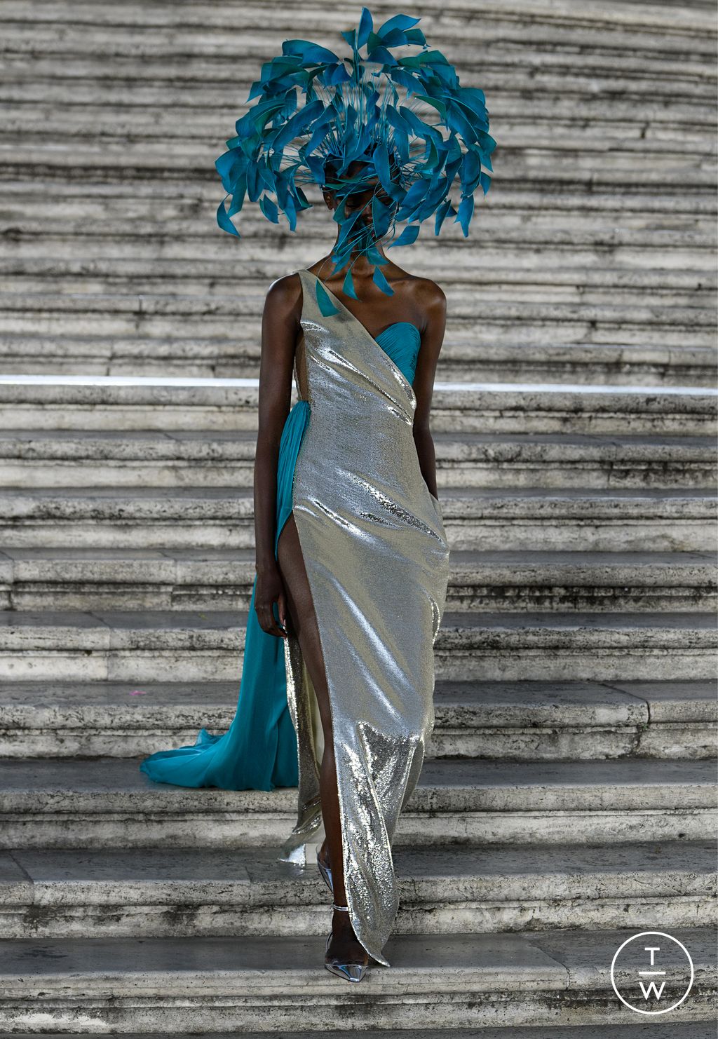 Fashion Week Paris Fall/Winter 2022 look 99 from the Valentino collection couture