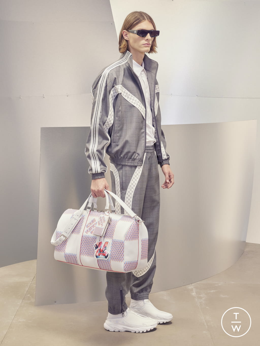 Fashion Week Paris Pre-Fall 2022 look 15 from the Louis Vuitton collection menswear