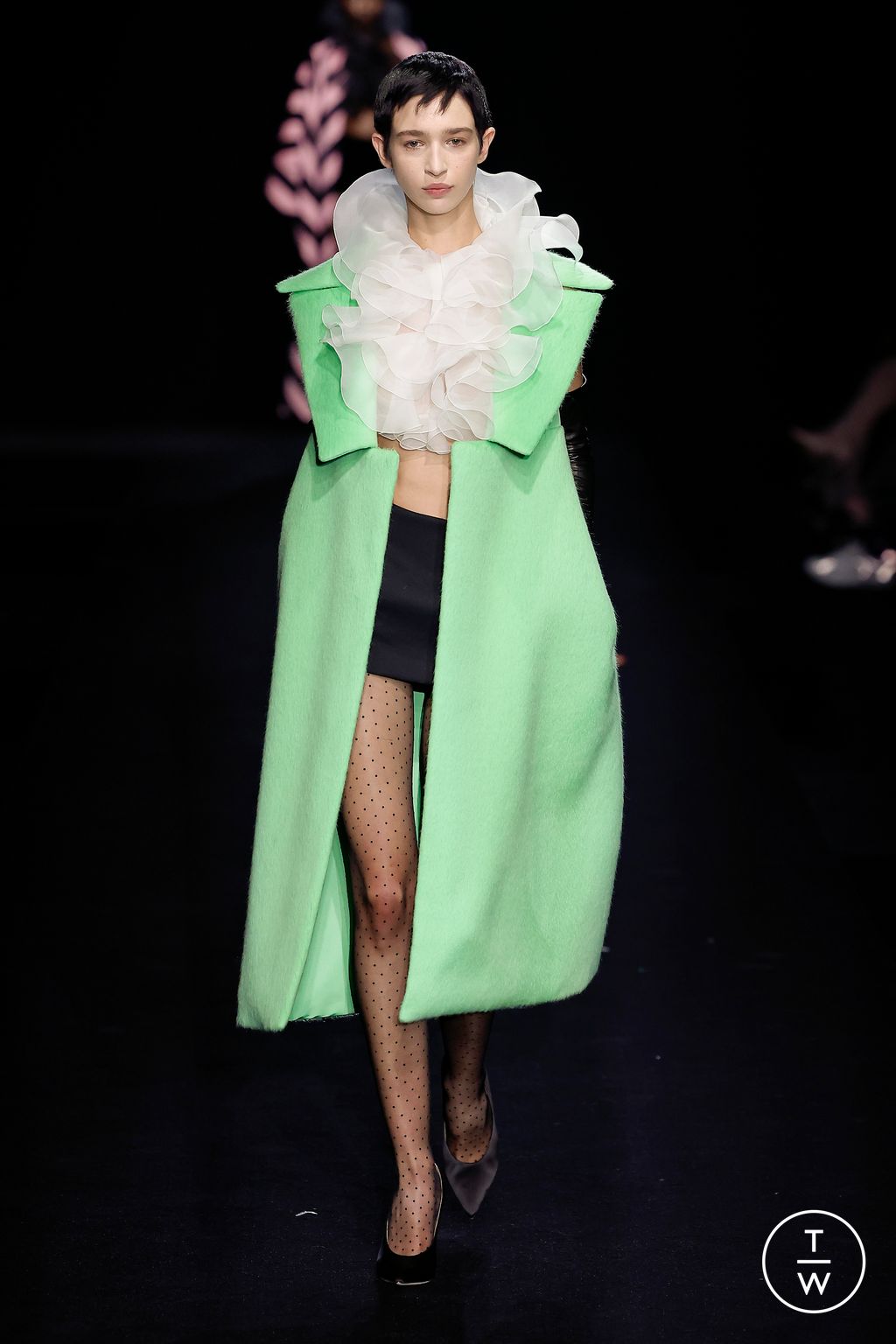 Fashion Week Paris Spring/Summer 2023 look 18 from the Valentino collection 高级定制