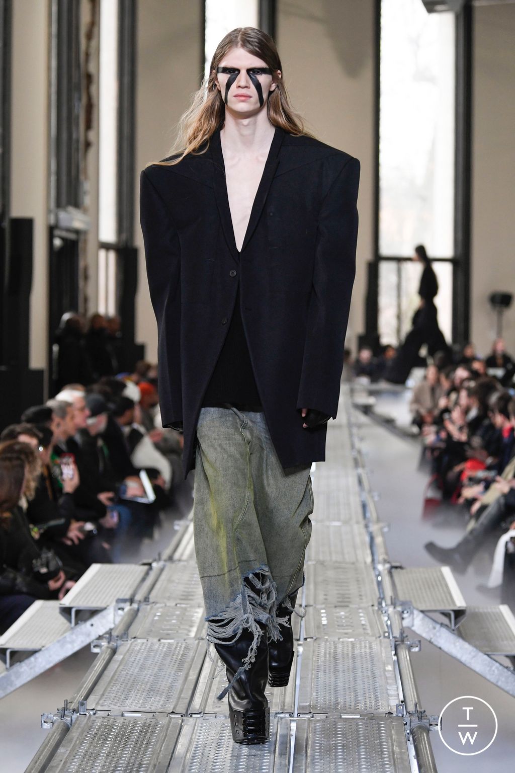Fashion Week Paris Fall/Winter 2023 look 33 from the Rick Owens collection menswear