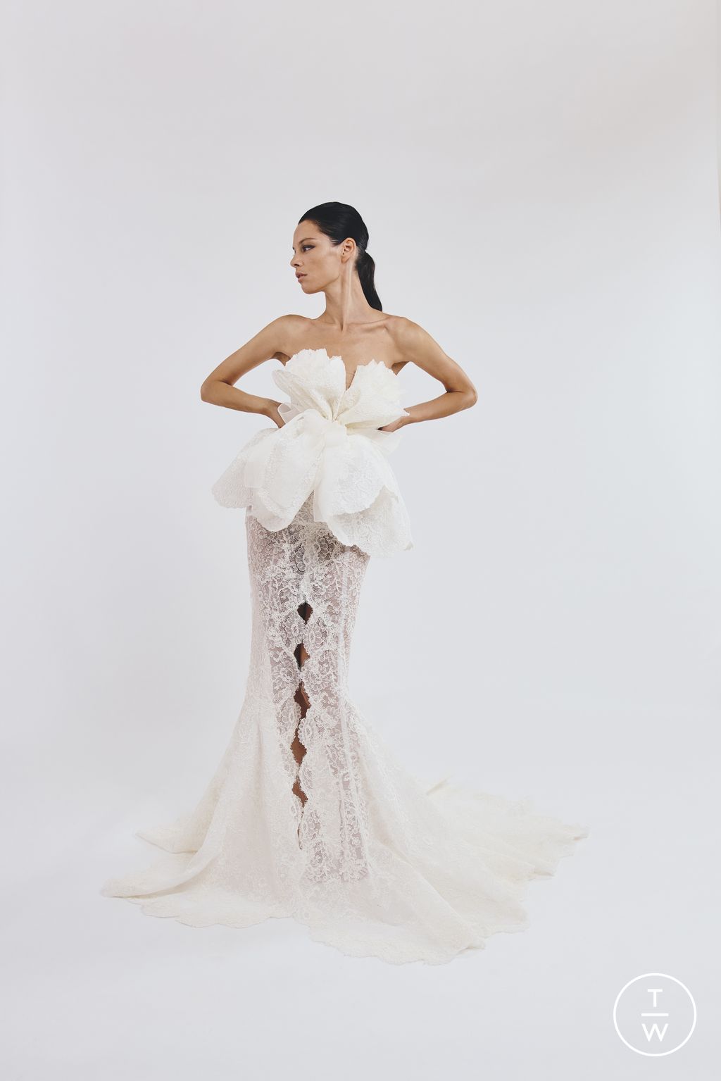 Fashion Week Paris Fall/Winter 2025 look 9 from the Giambattista Valli collection couture