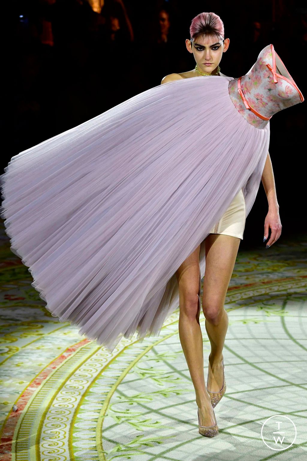Fashion Week Paris Spring/Summer 2023 look 6 from the Viktor & Rolf collection 高级定制