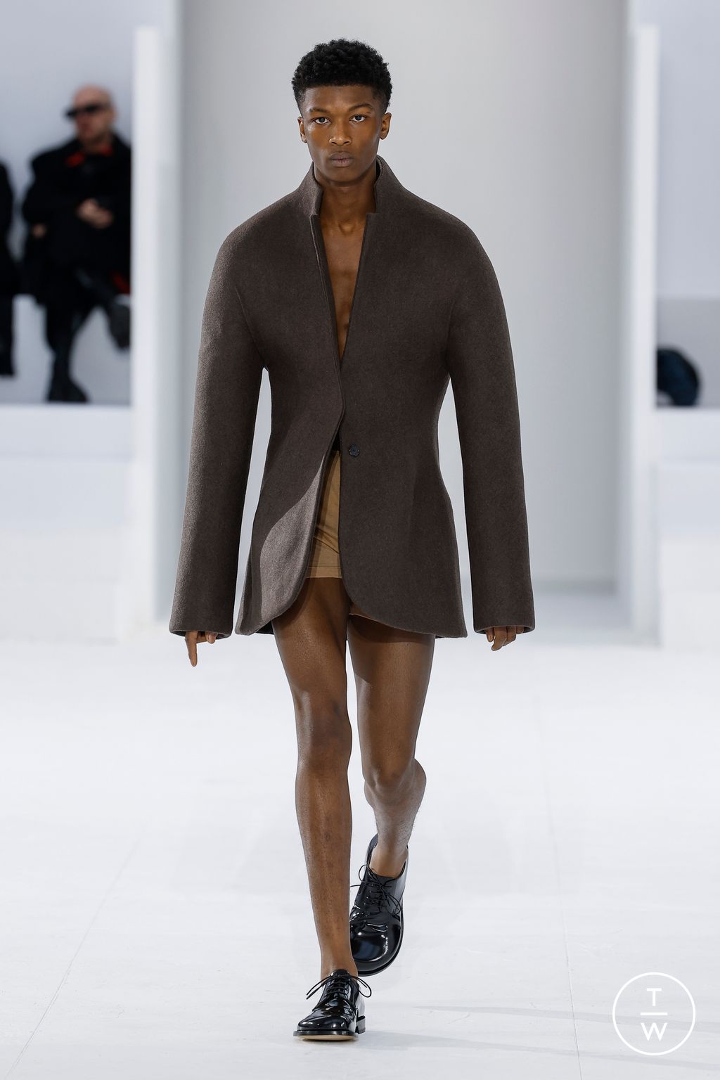 Fashion Week Paris Fall/Winter 2023 look 37 from the Loewe collection menswear
