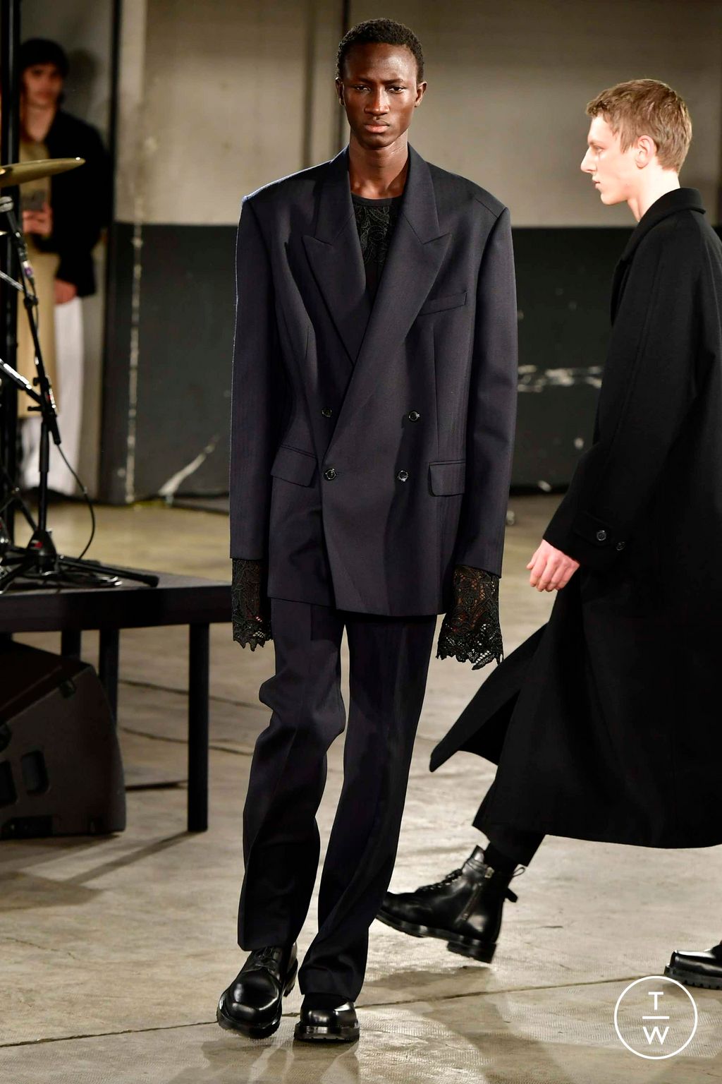 Fashion Week Paris Fall/Winter 2023 look 3 from the Dries Van Noten collection menswear