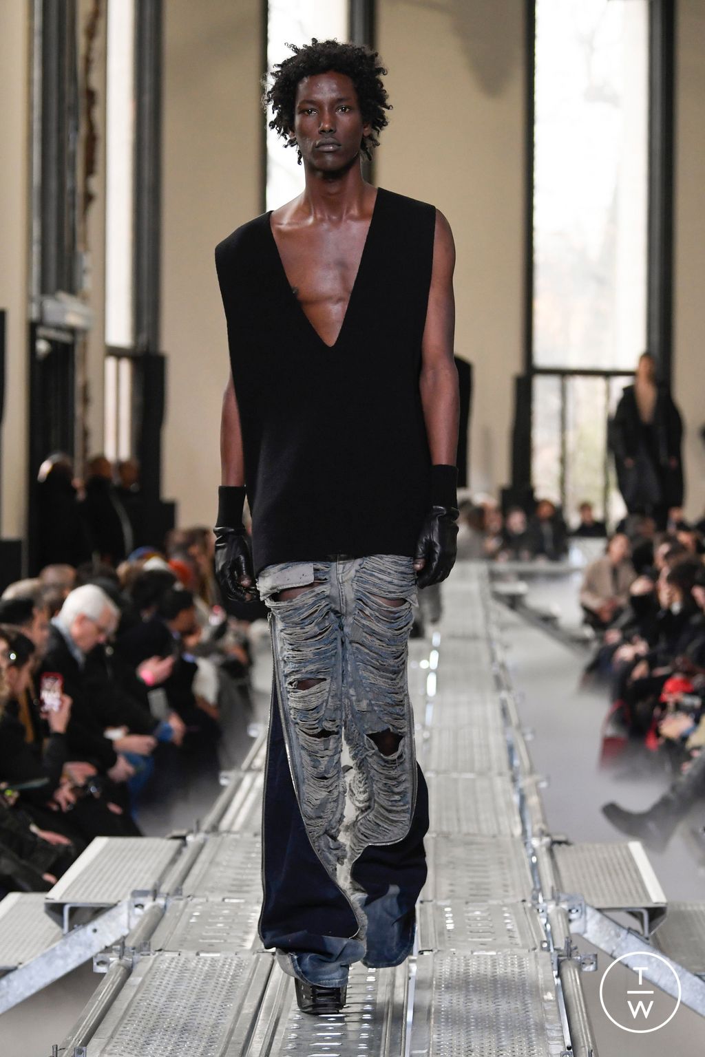 Fashion Week Paris Fall/Winter 2023 look 42 from the Rick Owens collection menswear