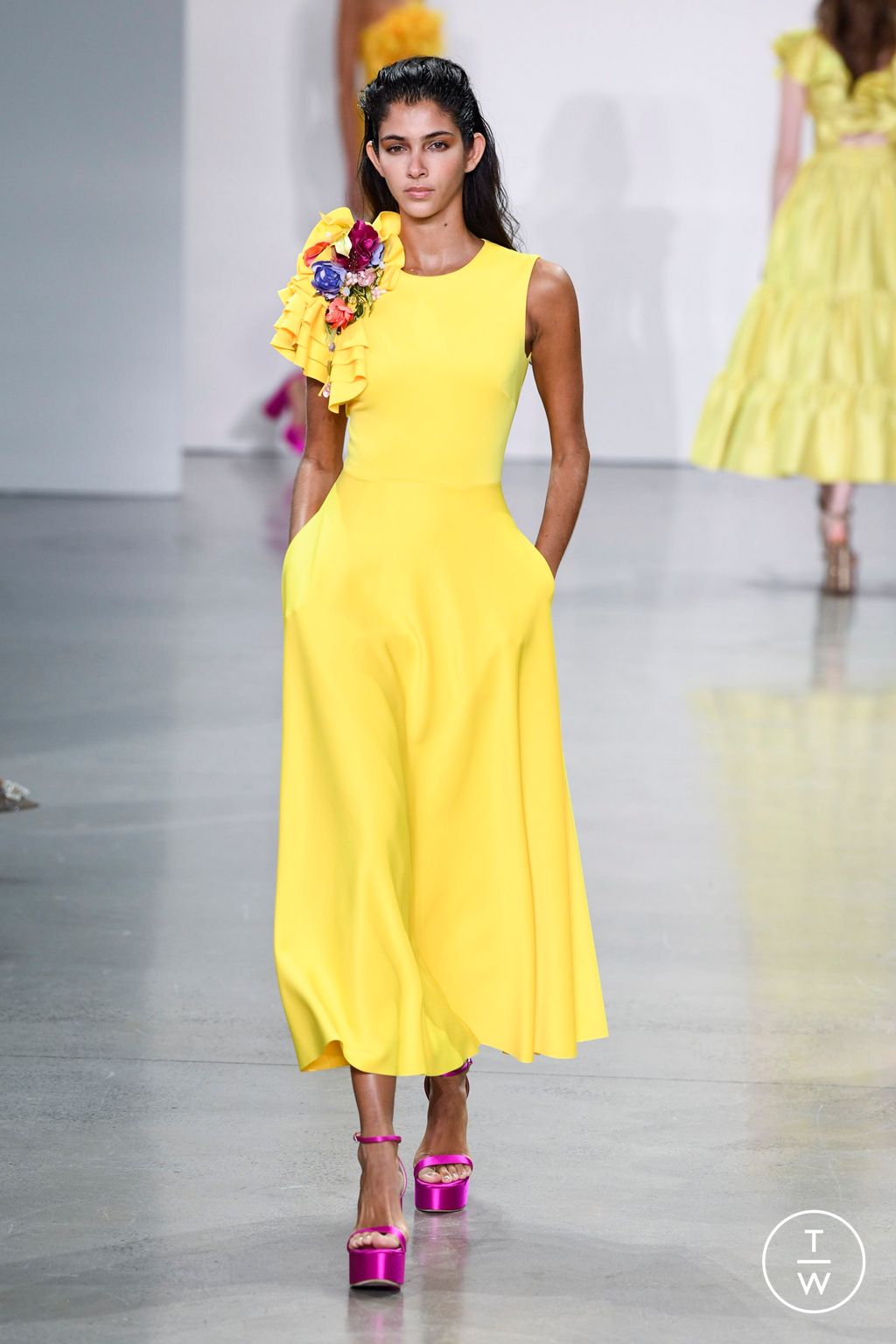 Fashion Week New York Spring/Summer 2023 look 22 from the Badgley Mischka collection 女装