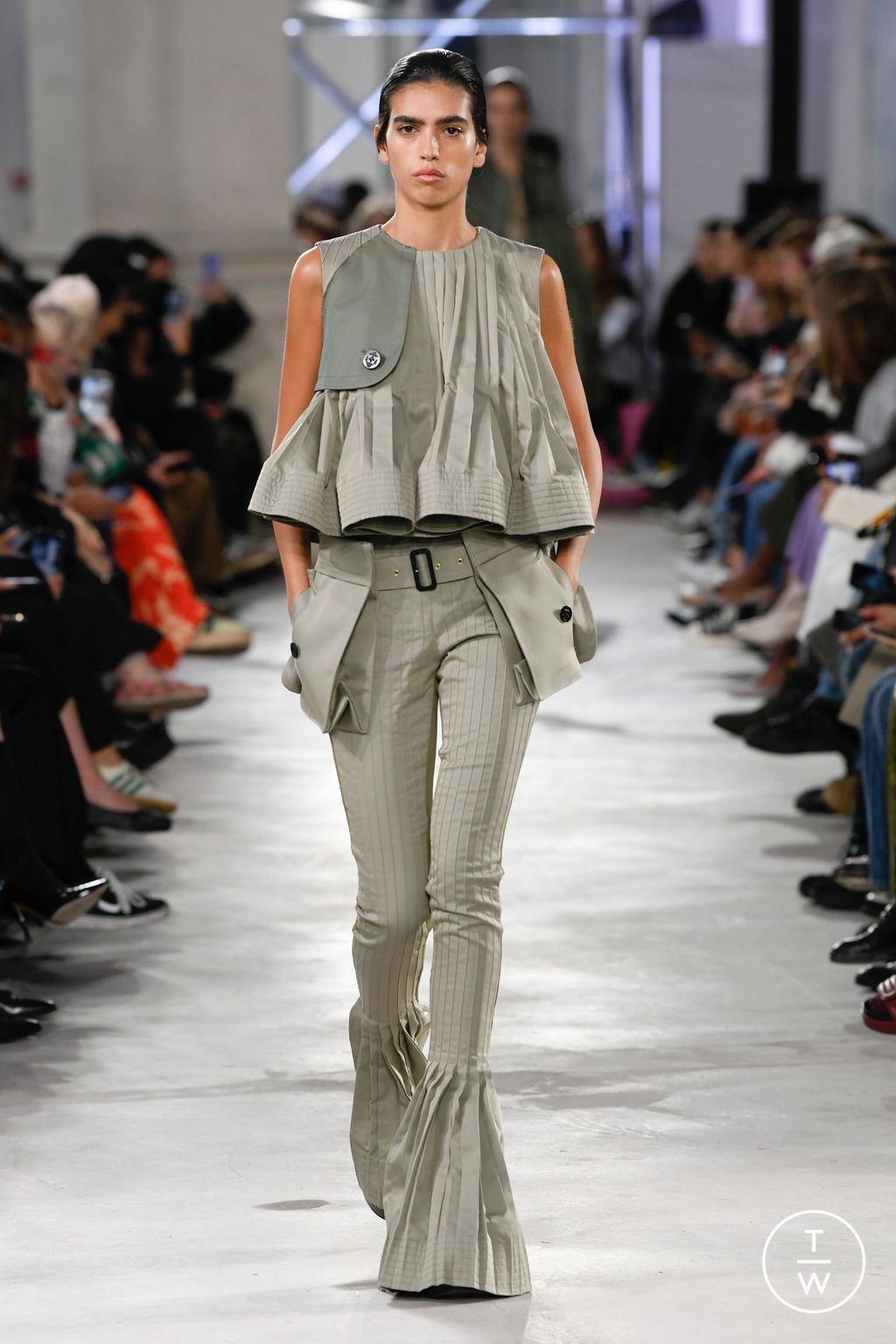 Fashion Week Paris Spring/Summer 2023 look 13 from the Sacai collection 女装